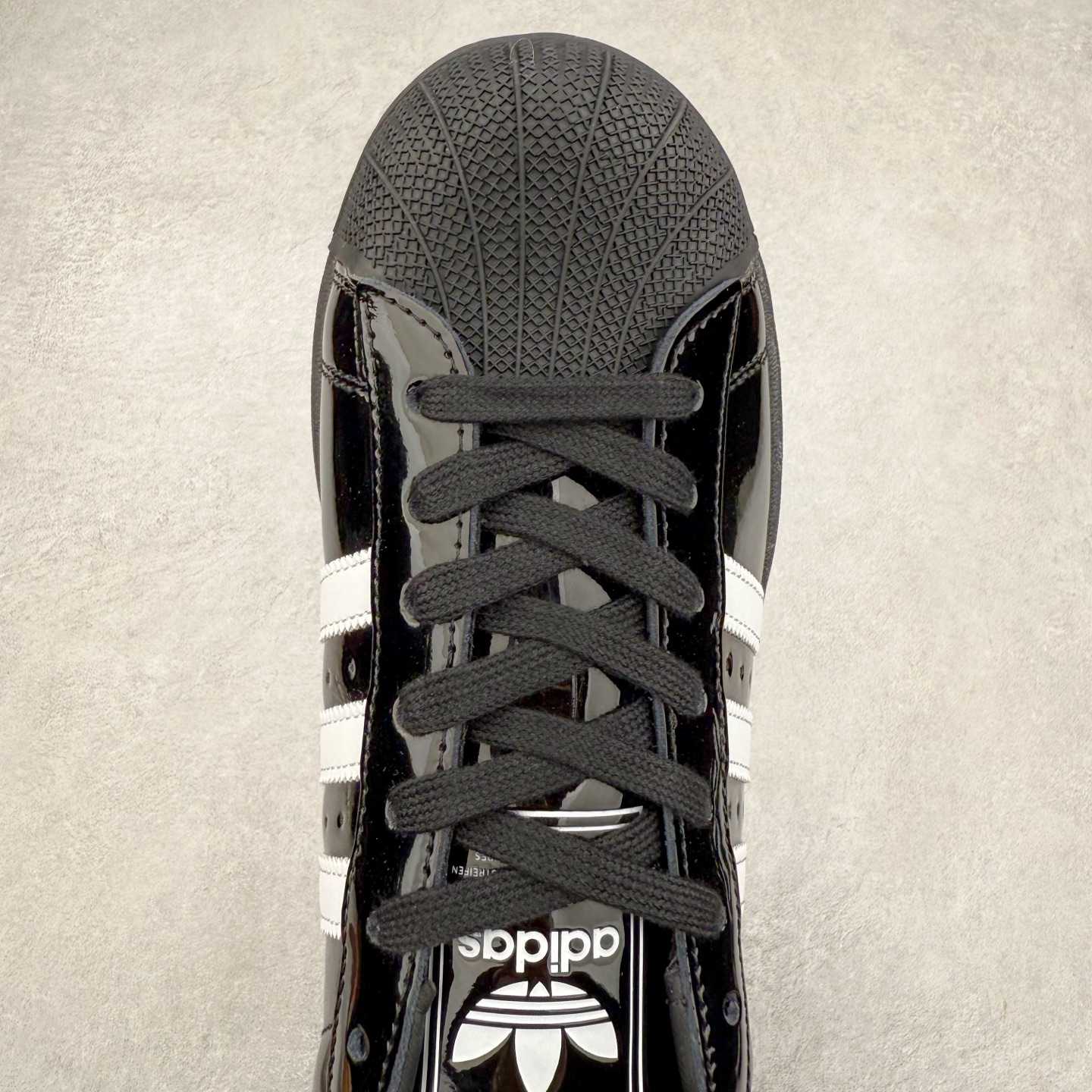 图片[4]-AD Originals Superstar 经典复古贝壳头板鞋 JH7756 诞生于1969年 是第一双将全皮面鞋 身与橡胶鞋头结合在一起的低帮篮球鞋 Superstar最开始 是作为高帮篮球鞋Pro Model的低帮版本而出现的 但因为其独特和醒目的橡胶鞋头造型而让大家熟知 被大家形象地称为\\\”shelltoe\\\”贝壳头 在70年代的美国职业篮球场上 接近3/4的NBA球员都将这双Superstar作为场上用鞋 80年代之后 经过不断的改良和发展 Superstar逐渐成为横跨时装、音乐、街头文化、休闲和运动等各大领域的时尚潮鞋 尺码：36 36.5 37 38 38.5 39 40 40.5 41 42 42.5 43 44 44.5 45-选品中心