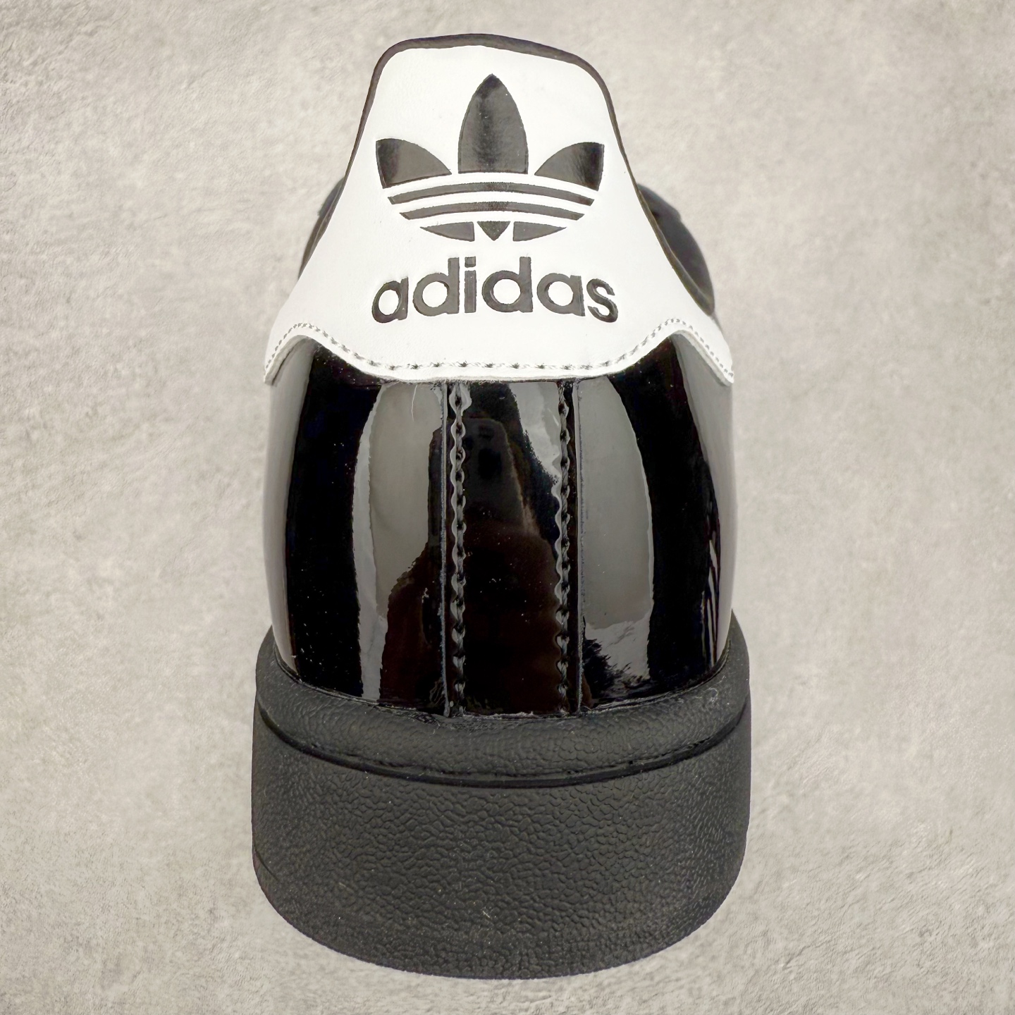 图片[8]-AD Originals Superstar 经典复古贝壳头板鞋 JH7756 诞生于1969年 是第一双将全皮面鞋 身与橡胶鞋头结合在一起的低帮篮球鞋 Superstar最开始 是作为高帮篮球鞋Pro Model的低帮版本而出现的 但因为其独特和醒目的橡胶鞋头造型而让大家熟知 被大家形象地称为\\\”shelltoe\\\”贝壳头 在70年代的美国职业篮球场上 接近3/4的NBA球员都将这双Superstar作为场上用鞋 80年代之后 经过不断的改良和发展 Superstar逐渐成为横跨时装、音乐、街头文化、休闲和运动等各大领域的时尚潮鞋 尺码：36 36.5 37 38 38.5 39 40 40.5 41 42 42.5 43 44 44.5 45-选品中心