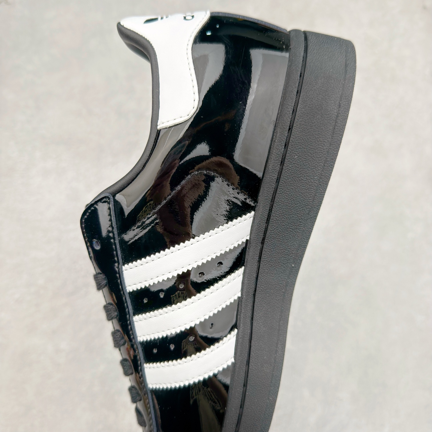 图片[7]-AD Originals Superstar 经典复古贝壳头板鞋 JH7756 诞生于1969年 是第一双将全皮面鞋 身与橡胶鞋头结合在一起的低帮篮球鞋 Superstar最开始 是作为高帮篮球鞋Pro Model的低帮版本而出现的 但因为其独特和醒目的橡胶鞋头造型而让大家熟知 被大家形象地称为\\\”shelltoe\\\”贝壳头 在70年代的美国职业篮球场上 接近3/4的NBA球员都将这双Superstar作为场上用鞋 80年代之后 经过不断的改良和发展 Superstar逐渐成为横跨时装、音乐、街头文化、休闲和运动等各大领域的时尚潮鞋 尺码：36 36.5 37 38 38.5 39 40 40.5 41 42 42.5 43 44 44.5 45-选品中心