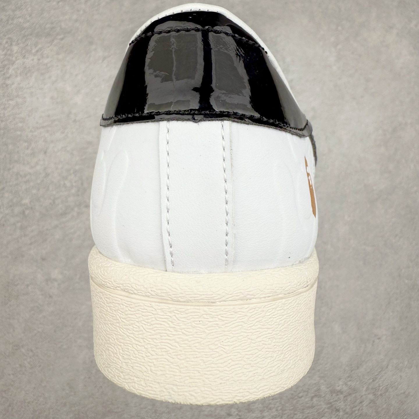 图片[8]-AD Originals Superstar 经典复古贝壳头板鞋 JR2701 诞生于1969年 是第一双将全皮面鞋 身与橡胶鞋头结合在一起的低帮篮球鞋 Superstar最开始 是作为高帮篮球鞋Pro Model的低帮版本而出现的 但因为其独特和醒目的橡胶鞋头造型而让大家熟知 被大家形象地称为\\\”shelltoe\\\”贝壳头 在70年代的美国职业篮球场上 接近3/4的NBA球员都将这双Superstar作为场上用鞋 80年代之后 经过不断的改良和发展 Superstar逐渐成为横跨时装、音乐、街头文化、休闲和运动等各大领域的时尚潮鞋 尺码：36 36.5 37 38 38.5 39 40 40.5 41 42 42.5 43 44 44.5 45-选品中心