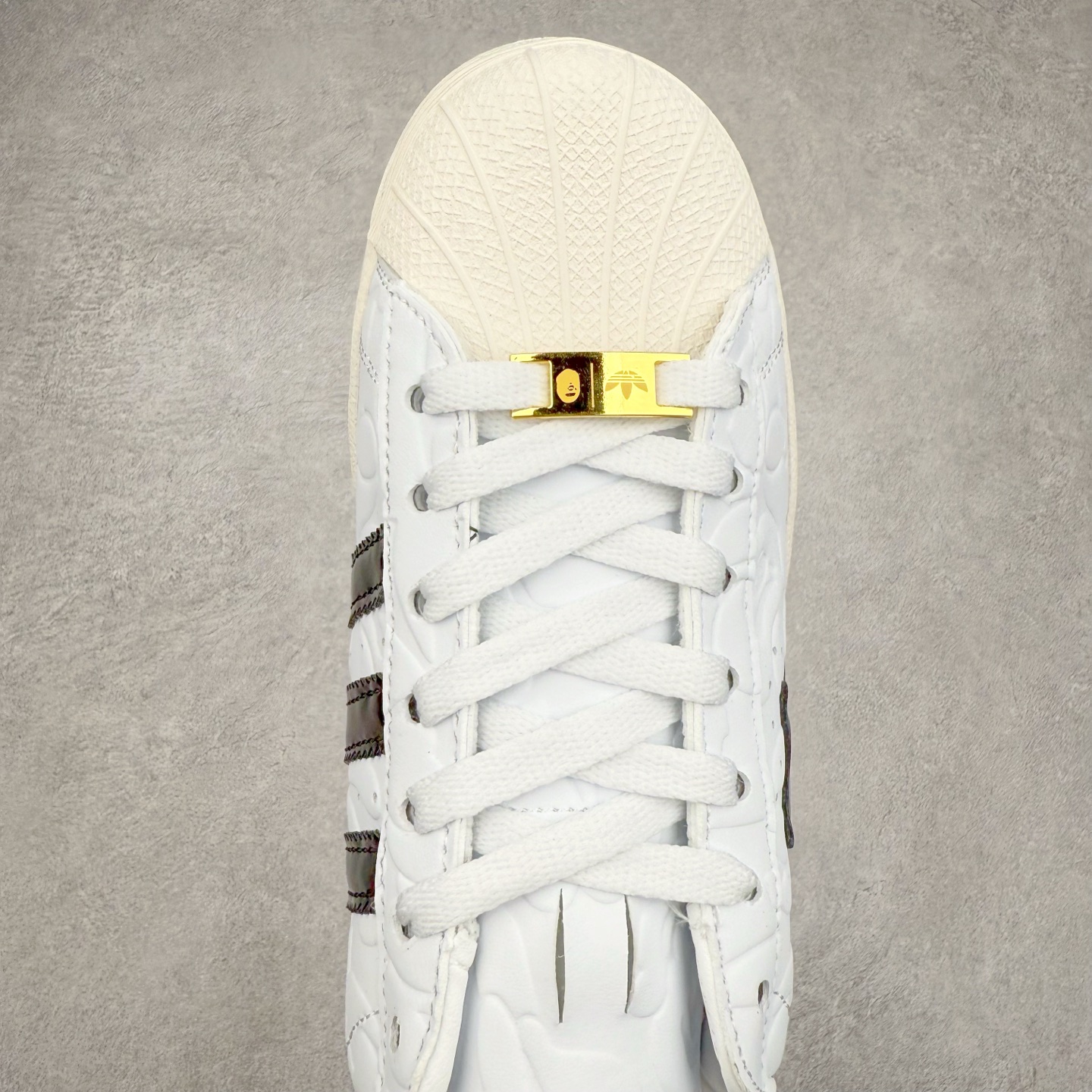 图片[4]-AD Originals Superstar 经典复古贝壳头板鞋 JR2701 诞生于1969年 是第一双将全皮面鞋 身与橡胶鞋头结合在一起的低帮篮球鞋 Superstar最开始 是作为高帮篮球鞋Pro Model的低帮版本而出现的 但因为其独特和醒目的橡胶鞋头造型而让大家熟知 被大家形象地称为\\\”shelltoe\\\”贝壳头 在70年代的美国职业篮球场上 接近3/4的NBA球员都将这双Superstar作为场上用鞋 80年代之后 经过不断的改良和发展 Superstar逐渐成为横跨时装、音乐、街头文化、休闲和运动等各大领域的时尚潮鞋 尺码：36 36.5 37 38 38.5 39 40 40.5 41 42 42.5 43 44 44.5 45-选品中心