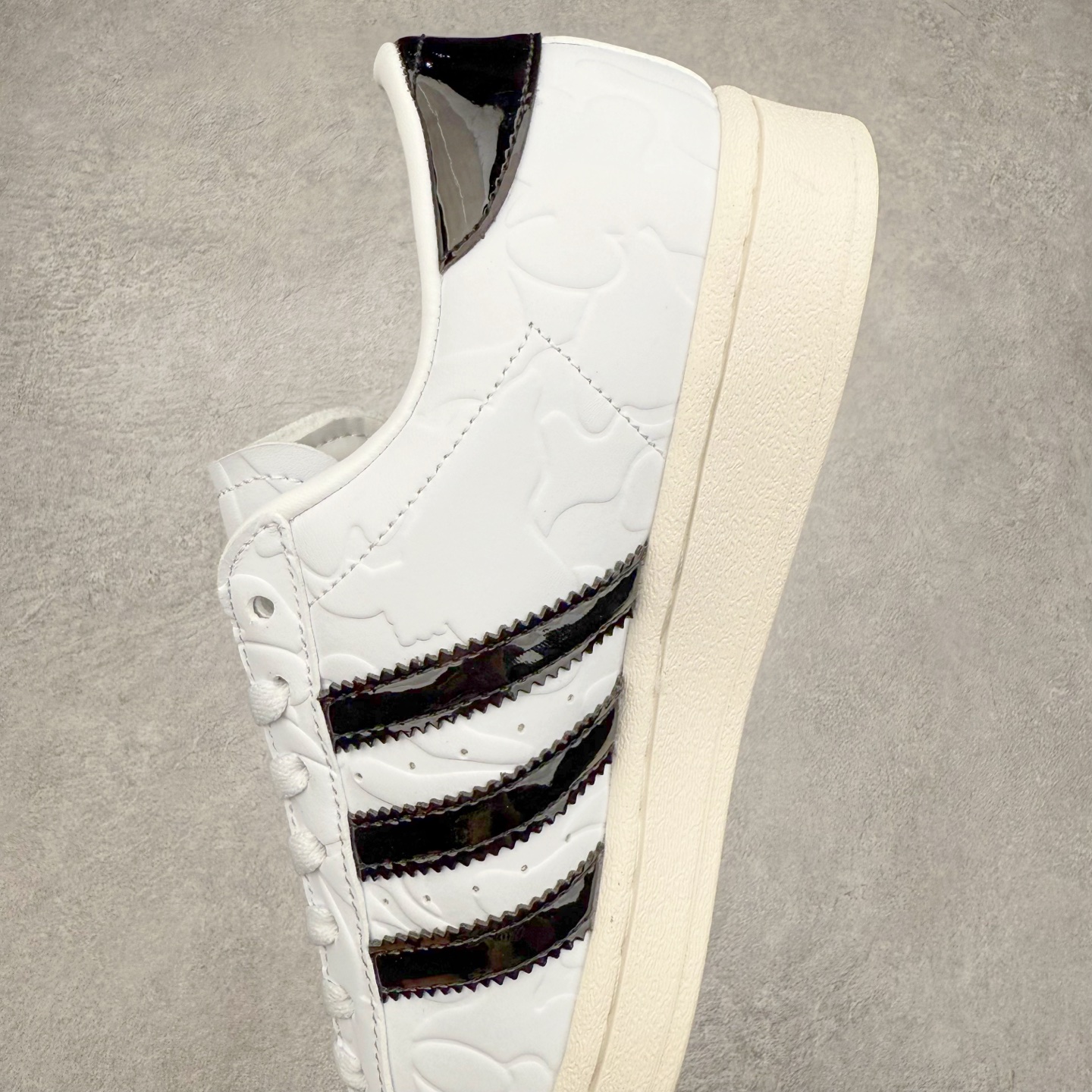 图片[7]-AD Originals Superstar 经典复古贝壳头板鞋 JR2701 诞生于1969年 是第一双将全皮面鞋 身与橡胶鞋头结合在一起的低帮篮球鞋 Superstar最开始 是作为高帮篮球鞋Pro Model的低帮版本而出现的 但因为其独特和醒目的橡胶鞋头造型而让大家熟知 被大家形象地称为\\\”shelltoe\\\”贝壳头 在70年代的美国职业篮球场上 接近3/4的NBA球员都将这双Superstar作为场上用鞋 80年代之后 经过不断的改良和发展 Superstar逐渐成为横跨时装、音乐、街头文化、休闲和运动等各大领域的时尚潮鞋 尺码：36 36.5 37 38 38.5 39 40 40.5 41 42 42.5 43 44 44.5 45-选品中心