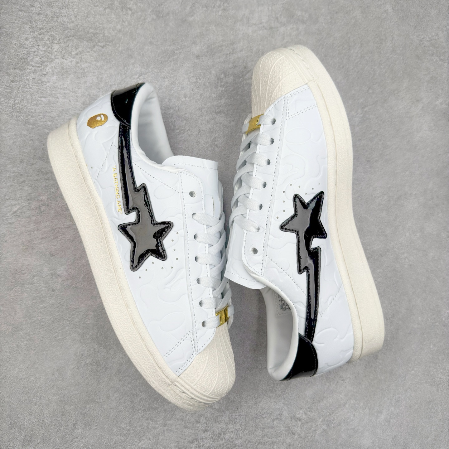 图片[3]-AD Originals Superstar 经典复古贝壳头板鞋 JR2701 诞生于1969年 是第一双将全皮面鞋 身与橡胶鞋头结合在一起的低帮篮球鞋 Superstar最开始 是作为高帮篮球鞋Pro Model的低帮版本而出现的 但因为其独特和醒目的橡胶鞋头造型而让大家熟知 被大家形象地称为\\\”shelltoe\\\”贝壳头 在70年代的美国职业篮球场上 接近3/4的NBA球员都将这双Superstar作为场上用鞋 80年代之后 经过不断的改良和发展 Superstar逐渐成为横跨时装、音乐、街头文化、休闲和运动等各大领域的时尚潮鞋 尺码：36 36.5 37 38 38.5 39 40 40.5 41 42 42.5 43 44 44.5 45-选品中心