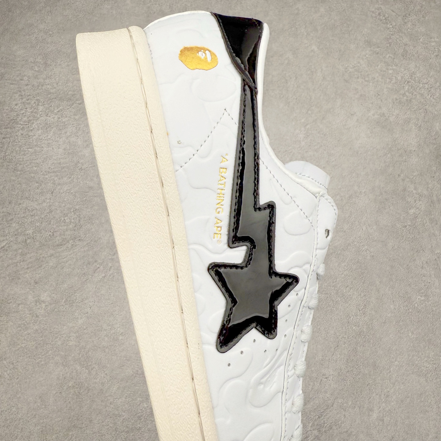 图片[6]-AD Originals Superstar 经典复古贝壳头板鞋 JR2701 诞生于1969年 是第一双将全皮面鞋 身与橡胶鞋头结合在一起的低帮篮球鞋 Superstar最开始 是作为高帮篮球鞋Pro Model的低帮版本而出现的 但因为其独特和醒目的橡胶鞋头造型而让大家熟知 被大家形象地称为\\\”shelltoe\\\”贝壳头 在70年代的美国职业篮球场上 接近3/4的NBA球员都将这双Superstar作为场上用鞋 80年代之后 经过不断的改良和发展 Superstar逐渐成为横跨时装、音乐、街头文化、休闲和运动等各大领域的时尚潮鞋 尺码：36 36.5 37 38 38.5 39 40 40.5 41 42 42.5 43 44 44.5 45-选品中心