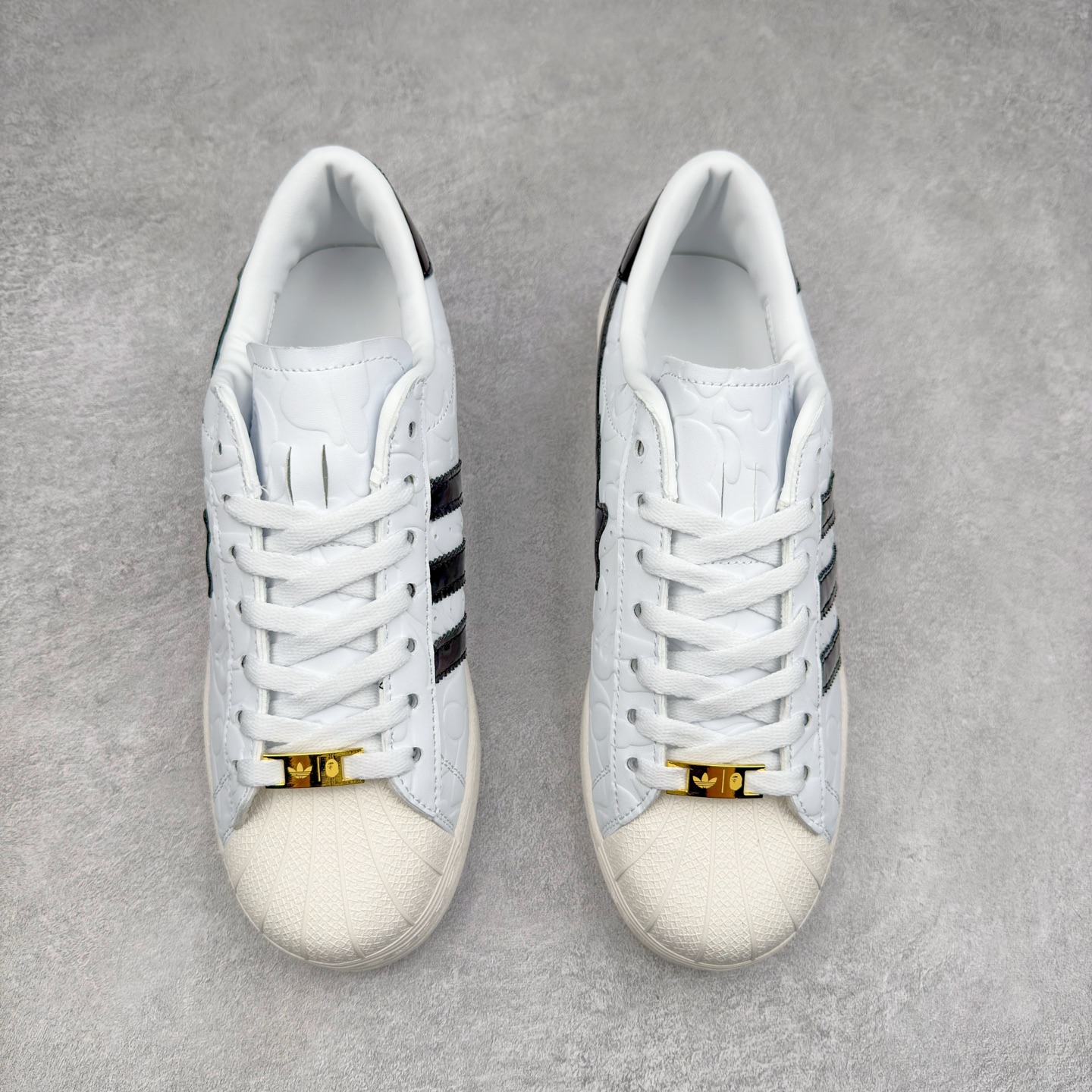 图片[2]-AD Originals Superstar 经典复古贝壳头板鞋 JR2701 诞生于1969年 是第一双将全皮面鞋 身与橡胶鞋头结合在一起的低帮篮球鞋 Superstar最开始 是作为高帮篮球鞋Pro Model的低帮版本而出现的 但因为其独特和醒目的橡胶鞋头造型而让大家熟知 被大家形象地称为\\\”shelltoe\\\”贝壳头 在70年代的美国职业篮球场上 接近3/4的NBA球员都将这双Superstar作为场上用鞋 80年代之后 经过不断的改良和发展 Superstar逐渐成为横跨时装、音乐、街头文化、休闲和运动等各大领域的时尚潮鞋 尺码：36 36.5 37 38 38.5 39 40 40.5 41 42 42.5 43 44 44.5 45-选品中心