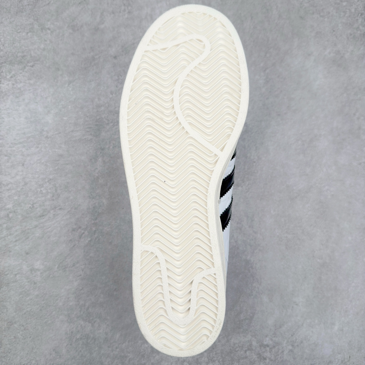 图片[9]-AD Originals Superstar 经典复古贝壳头板鞋 JR2701 诞生于1969年 是第一双将全皮面鞋 身与橡胶鞋头结合在一起的低帮篮球鞋 Superstar最开始 是作为高帮篮球鞋Pro Model的低帮版本而出现的 但因为其独特和醒目的橡胶鞋头造型而让大家熟知 被大家形象地称为\\\”shelltoe\\\”贝壳头 在70年代的美国职业篮球场上 接近3/4的NBA球员都将这双Superstar作为场上用鞋 80年代之后 经过不断的改良和发展 Superstar逐渐成为横跨时装、音乐、街头文化、休闲和运动等各大领域的时尚潮鞋 尺码：36 36.5 37 38 38.5 39 40 40.5 41 42 42.5 43 44 44.5 45-选品中心