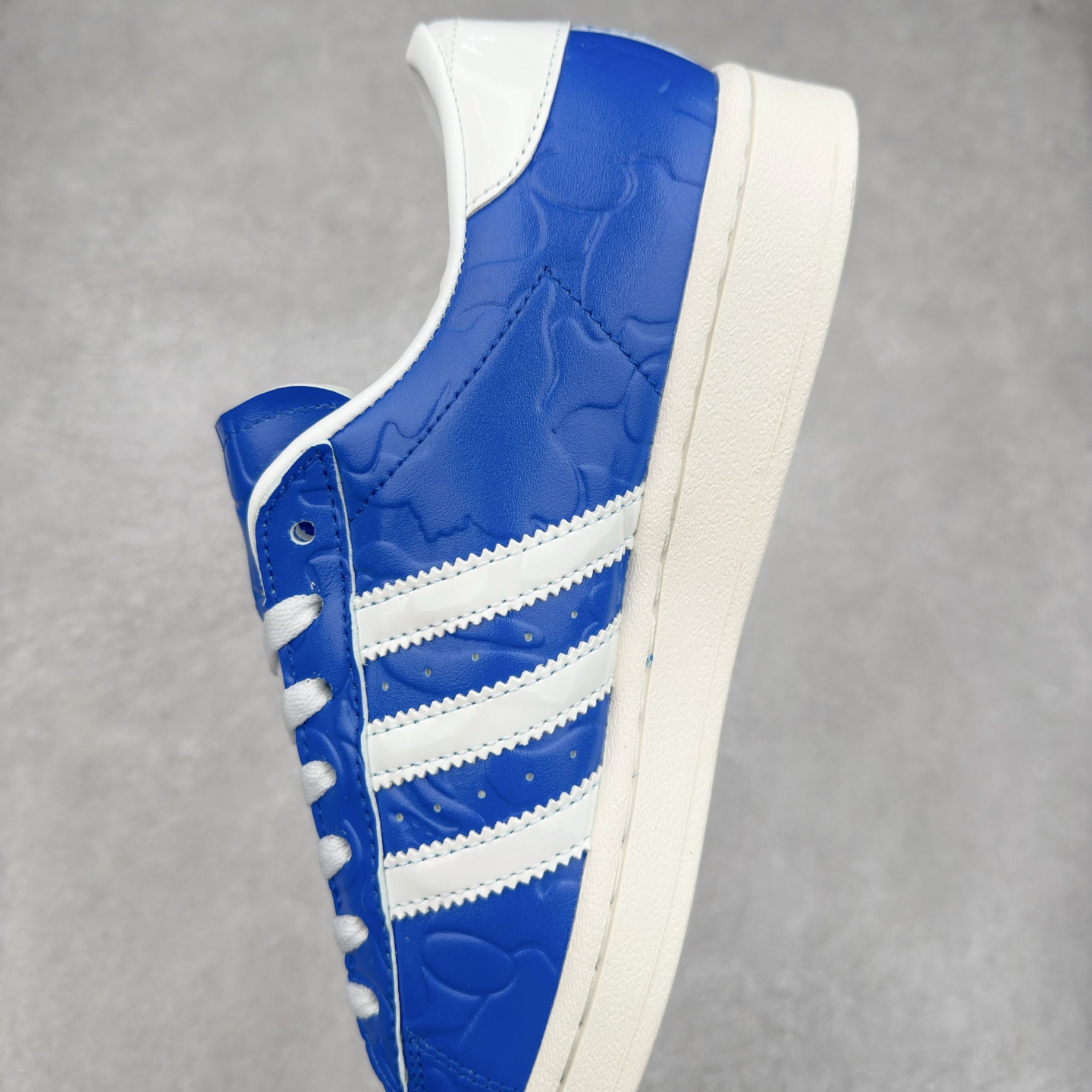 图片[7]-AD Originals Superstar 经典复古贝壳头板鞋 JR2702 诞生于1969年 是第一双将全皮面鞋 身与橡胶鞋头结合在一起的低帮篮球鞋 Superstar最开始 是作为高帮篮球鞋Pro Model的低帮版本而出现的 但因为其独特和醒目的橡胶鞋头造型而让大家熟知 被大家形象地称为\\\”shelltoe\\\”贝壳头 在70年代的美国职业篮球场上 接近3/4的NBA球员都将这双Superstar作为场上用鞋 80年代之后 经过不断的改良和发展 Superstar逐渐成为横跨时装、音乐、街头文化、休闲和运动等各大领域的时尚潮鞋 尺码：36 36.5 37 38 38.5 39 40 40.5 41 42 42.5 43 44 44.5 45-选品中心