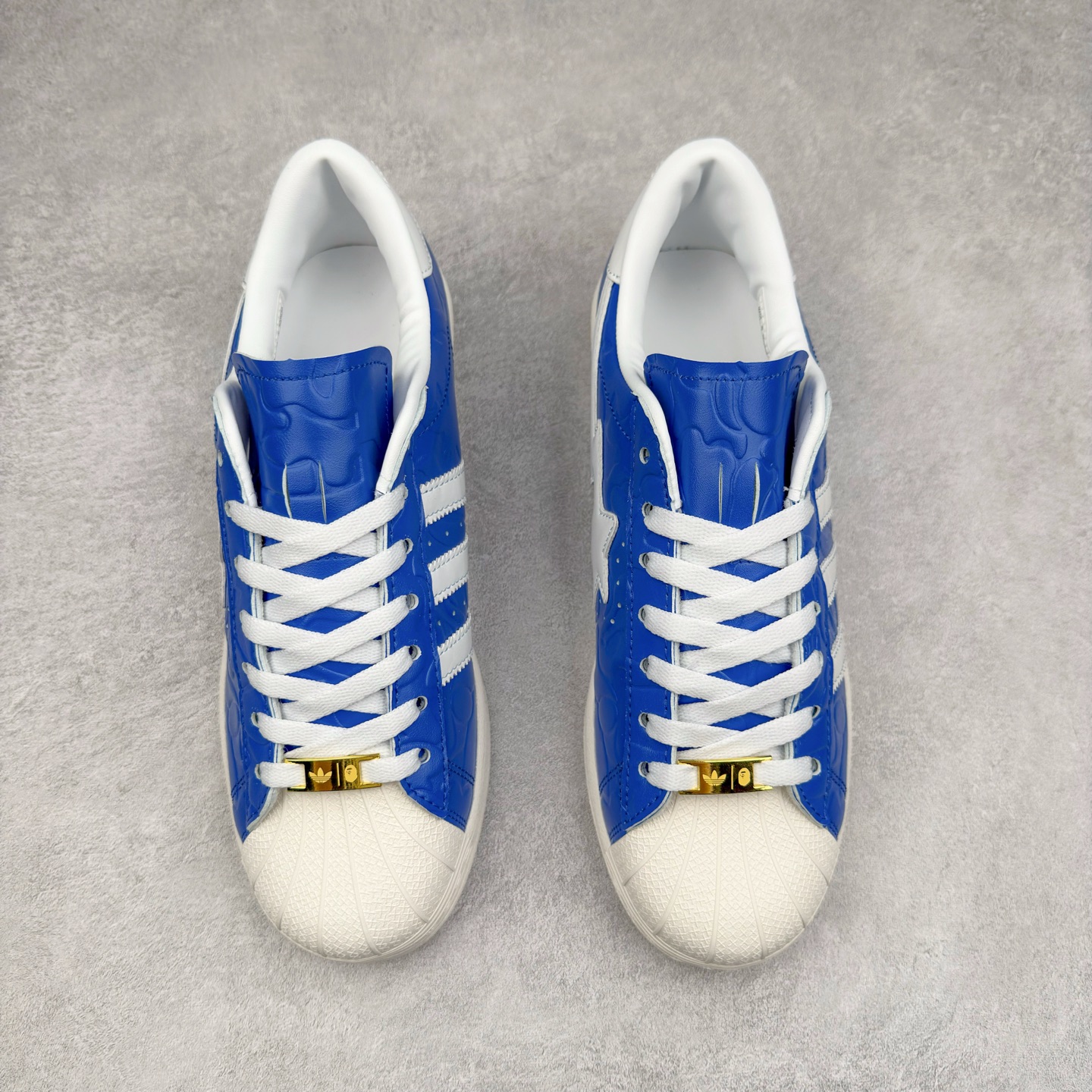 图片[2]-AD Originals Superstar 经典复古贝壳头板鞋 JR2702 诞生于1969年 是第一双将全皮面鞋 身与橡胶鞋头结合在一起的低帮篮球鞋 Superstar最开始 是作为高帮篮球鞋Pro Model的低帮版本而出现的 但因为其独特和醒目的橡胶鞋头造型而让大家熟知 被大家形象地称为\\\”shelltoe\\\”贝壳头 在70年代的美国职业篮球场上 接近3/4的NBA球员都将这双Superstar作为场上用鞋 80年代之后 经过不断的改良和发展 Superstar逐渐成为横跨时装、音乐、街头文化、休闲和运动等各大领域的时尚潮鞋 尺码：36 36.5 37 38 38.5 39 40 40.5 41 42 42.5 43 44 44.5 45-选品中心