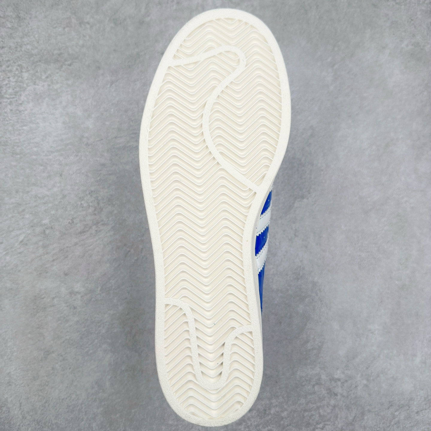 图片[9]-AD Originals Superstar 经典复古贝壳头板鞋 JR2702 诞生于1969年 是第一双将全皮面鞋 身与橡胶鞋头结合在一起的低帮篮球鞋 Superstar最开始 是作为高帮篮球鞋Pro Model的低帮版本而出现的 但因为其独特和醒目的橡胶鞋头造型而让大家熟知 被大家形象地称为\\\”shelltoe\\\”贝壳头 在70年代的美国职业篮球场上 接近3/4的NBA球员都将这双Superstar作为场上用鞋 80年代之后 经过不断的改良和发展 Superstar逐渐成为横跨时装、音乐、街头文化、休闲和运动等各大领域的时尚潮鞋 尺码：36 36.5 37 38 38.5 39 40 40.5 41 42 42.5 43 44 44.5 45-选品中心