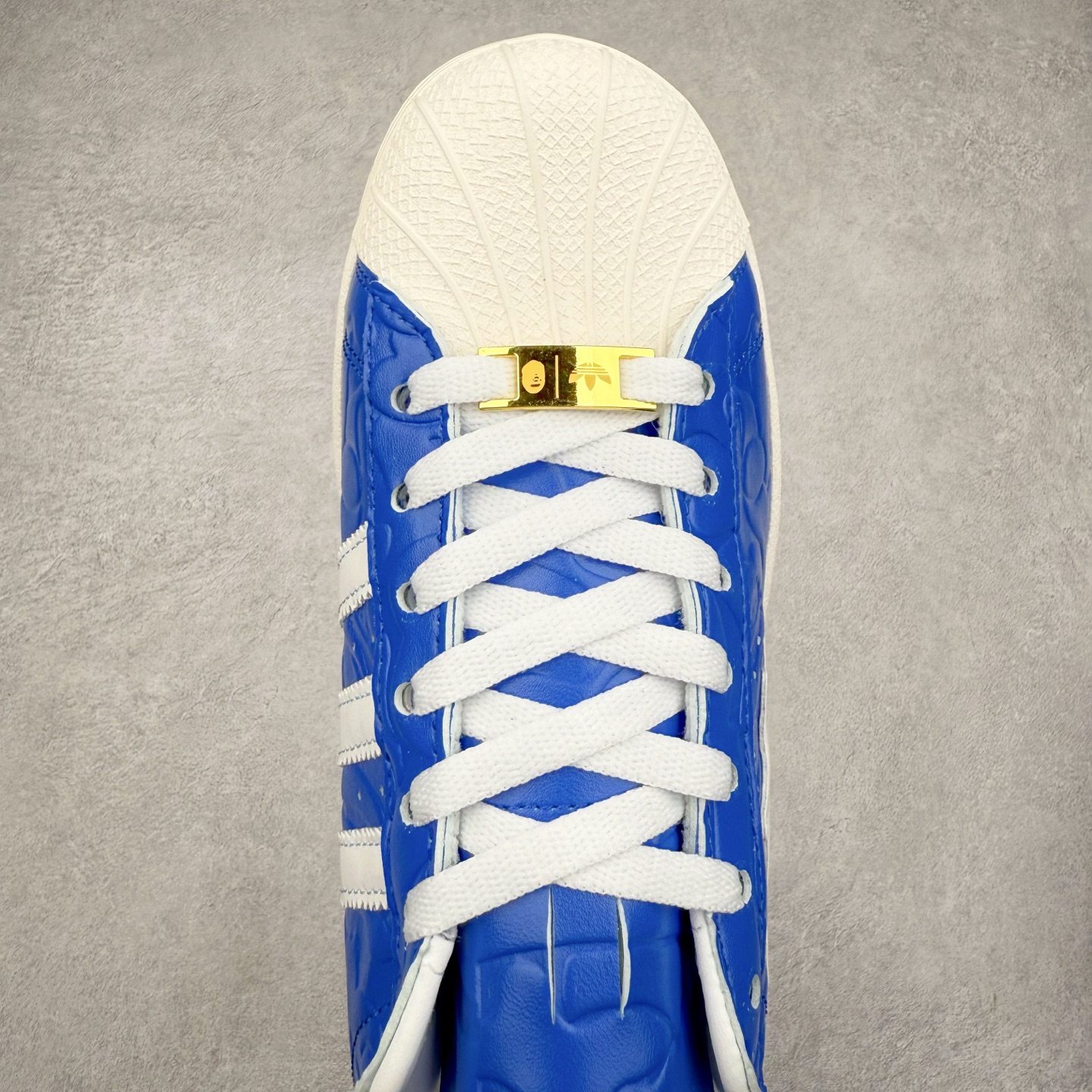 图片[4]-AD Originals Superstar 经典复古贝壳头板鞋 JR2702 诞生于1969年 是第一双将全皮面鞋 身与橡胶鞋头结合在一起的低帮篮球鞋 Superstar最开始 是作为高帮篮球鞋Pro Model的低帮版本而出现的 但因为其独特和醒目的橡胶鞋头造型而让大家熟知 被大家形象地称为\\\”shelltoe\\\”贝壳头 在70年代的美国职业篮球场上 接近3/4的NBA球员都将这双Superstar作为场上用鞋 80年代之后 经过不断的改良和发展 Superstar逐渐成为横跨时装、音乐、街头文化、休闲和运动等各大领域的时尚潮鞋 尺码：36 36.5 37 38 38.5 39 40 40.5 41 42 42.5 43 44 44.5 45-选品中心