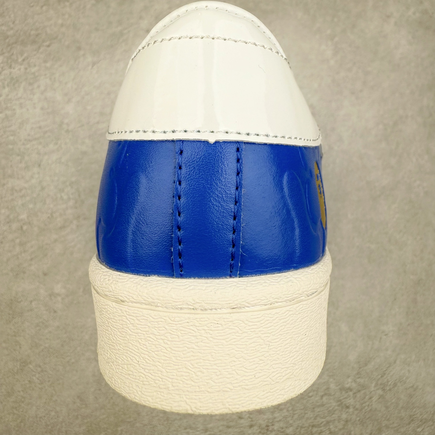 图片[8]-AD Originals Superstar 经典复古贝壳头板鞋 JR2702 诞生于1969年 是第一双将全皮面鞋 身与橡胶鞋头结合在一起的低帮篮球鞋 Superstar最开始 是作为高帮篮球鞋Pro Model的低帮版本而出现的 但因为其独特和醒目的橡胶鞋头造型而让大家熟知 被大家形象地称为\\\”shelltoe\\\”贝壳头 在70年代的美国职业篮球场上 接近3/4的NBA球员都将这双Superstar作为场上用鞋 80年代之后 经过不断的改良和发展 Superstar逐渐成为横跨时装、音乐、街头文化、休闲和运动等各大领域的时尚潮鞋 尺码：36 36.5 37 38 38.5 39 40 40.5 41 42 42.5 43 44 44.5 45-选品中心