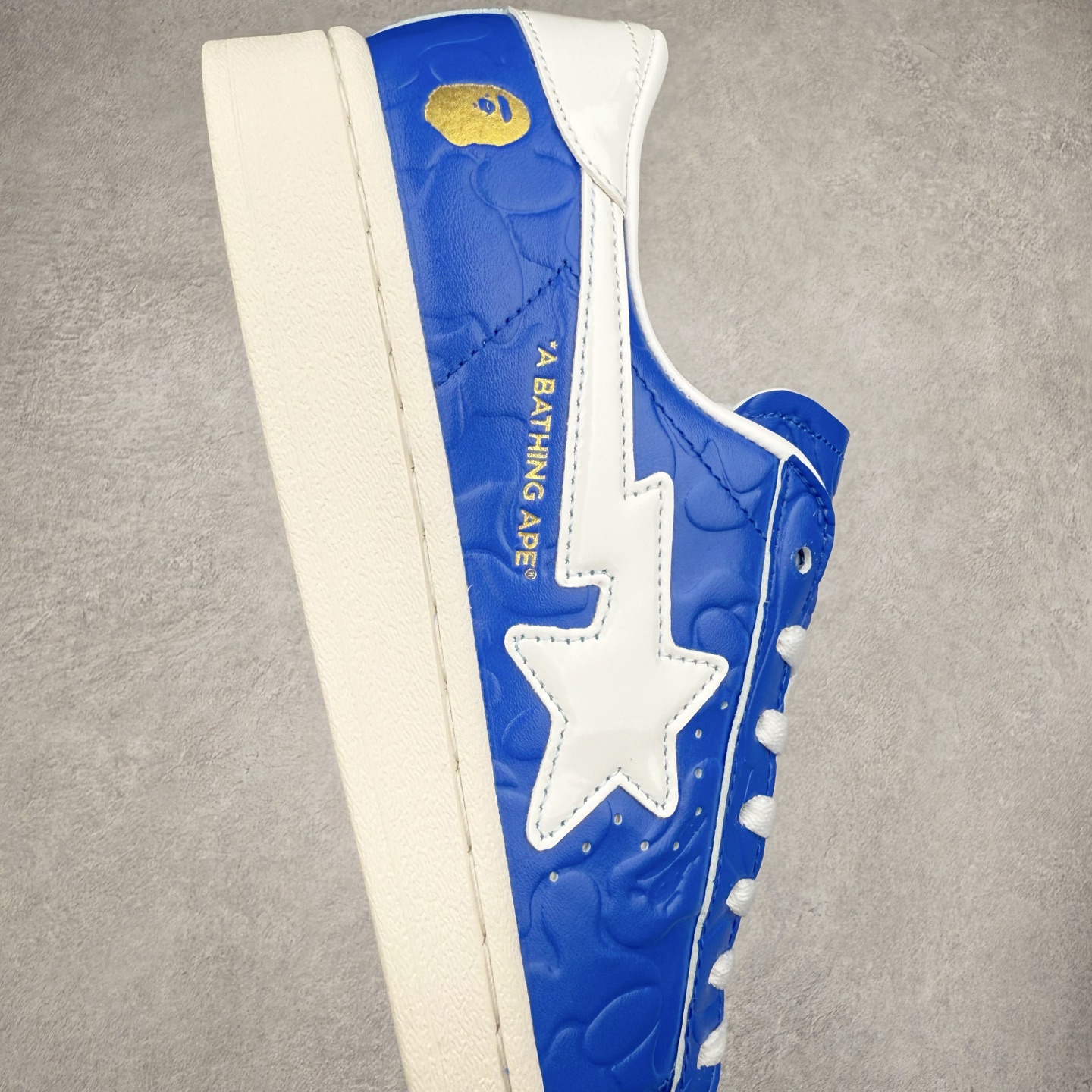 图片[6]-AD Originals Superstar 经典复古贝壳头板鞋 JR2702 诞生于1969年 是第一双将全皮面鞋 身与橡胶鞋头结合在一起的低帮篮球鞋 Superstar最开始 是作为高帮篮球鞋Pro Model的低帮版本而出现的 但因为其独特和醒目的橡胶鞋头造型而让大家熟知 被大家形象地称为\\\”shelltoe\\\”贝壳头 在70年代的美国职业篮球场上 接近3/4的NBA球员都将这双Superstar作为场上用鞋 80年代之后 经过不断的改良和发展 Superstar逐渐成为横跨时装、音乐、街头文化、休闲和运动等各大领域的时尚潮鞋 尺码：36 36.5 37 38 38.5 39 40 40.5 41 42 42.5 43 44 44.5 45-选品中心
