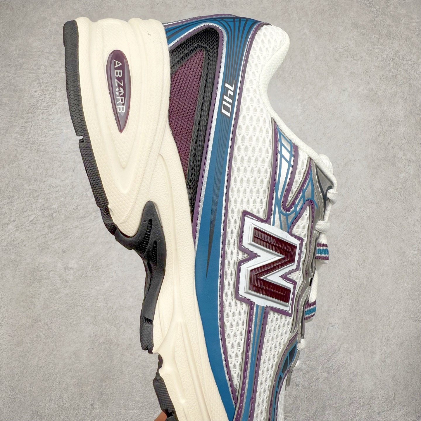 图片[6]-＃福利特价 New Balance MR740 NB新百伦系列复古老爹风休闲运动慢跑鞋 采用轻质牛剖革拼接透气网眼衬垫织物鞋面材质 T-Beam大底提供足步弓支撑 保持步态稳定#后跟搭载外露缓震胶 鞋身整体以各种深浅不一的灰色覆盖 鞋头以淡蓝色调装饰，网眼衬垫通过不规律的色块实现做旧的美感 泛黄的鞋底更是进一步增添了复古气息 尺码：36 37 37.5 38 38.5 39.5 40 40.5 41.5 42 42.5 43 44 45-选品中心