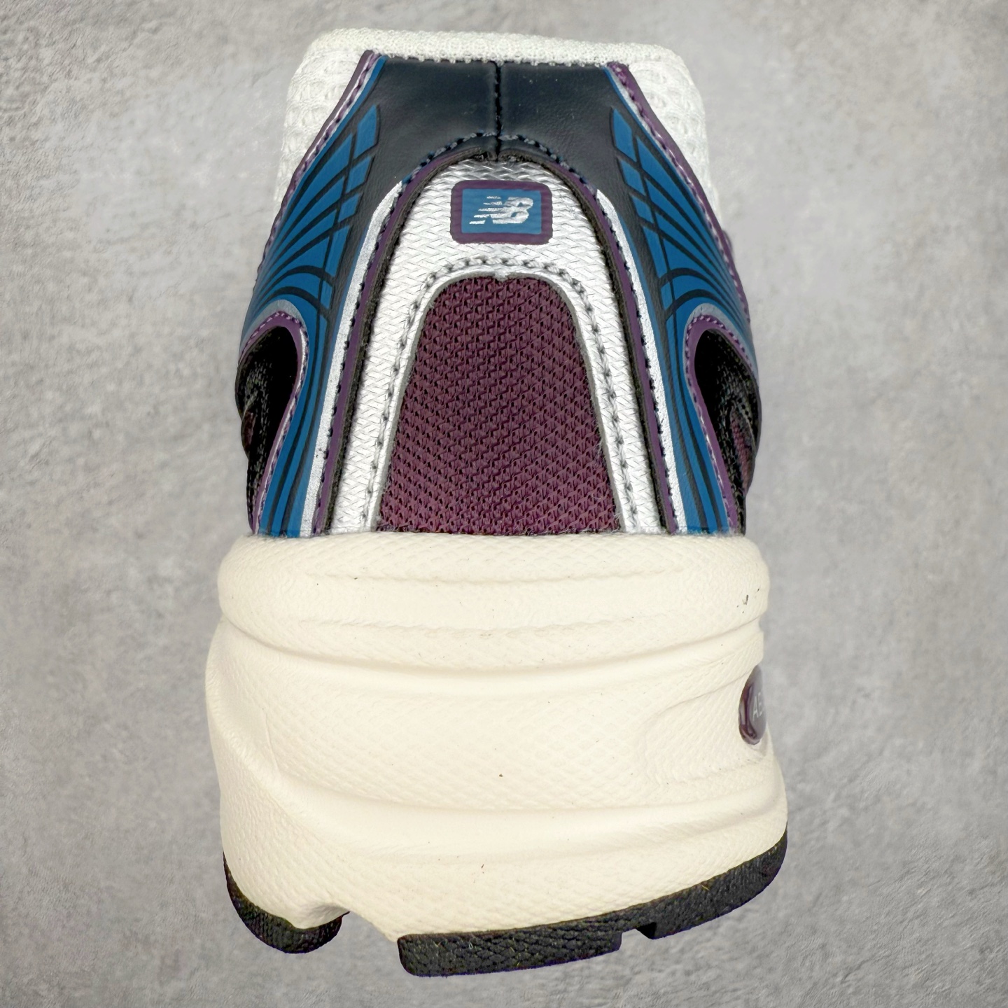 图片[8]-＃福利特价 New Balance MR740 NB新百伦系列复古老爹风休闲运动慢跑鞋 采用轻质牛剖革拼接透气网眼衬垫织物鞋面材质 T-Beam大底提供足步弓支撑 保持步态稳定#后跟搭载外露缓震胶 鞋身整体以各种深浅不一的灰色覆盖 鞋头以淡蓝色调装饰，网眼衬垫通过不规律的色块实现做旧的美感 泛黄的鞋底更是进一步增添了复古气息 尺码：36 37 37.5 38 38.5 39.5 40 40.5 41.5 42 42.5 43 44 45-选品中心