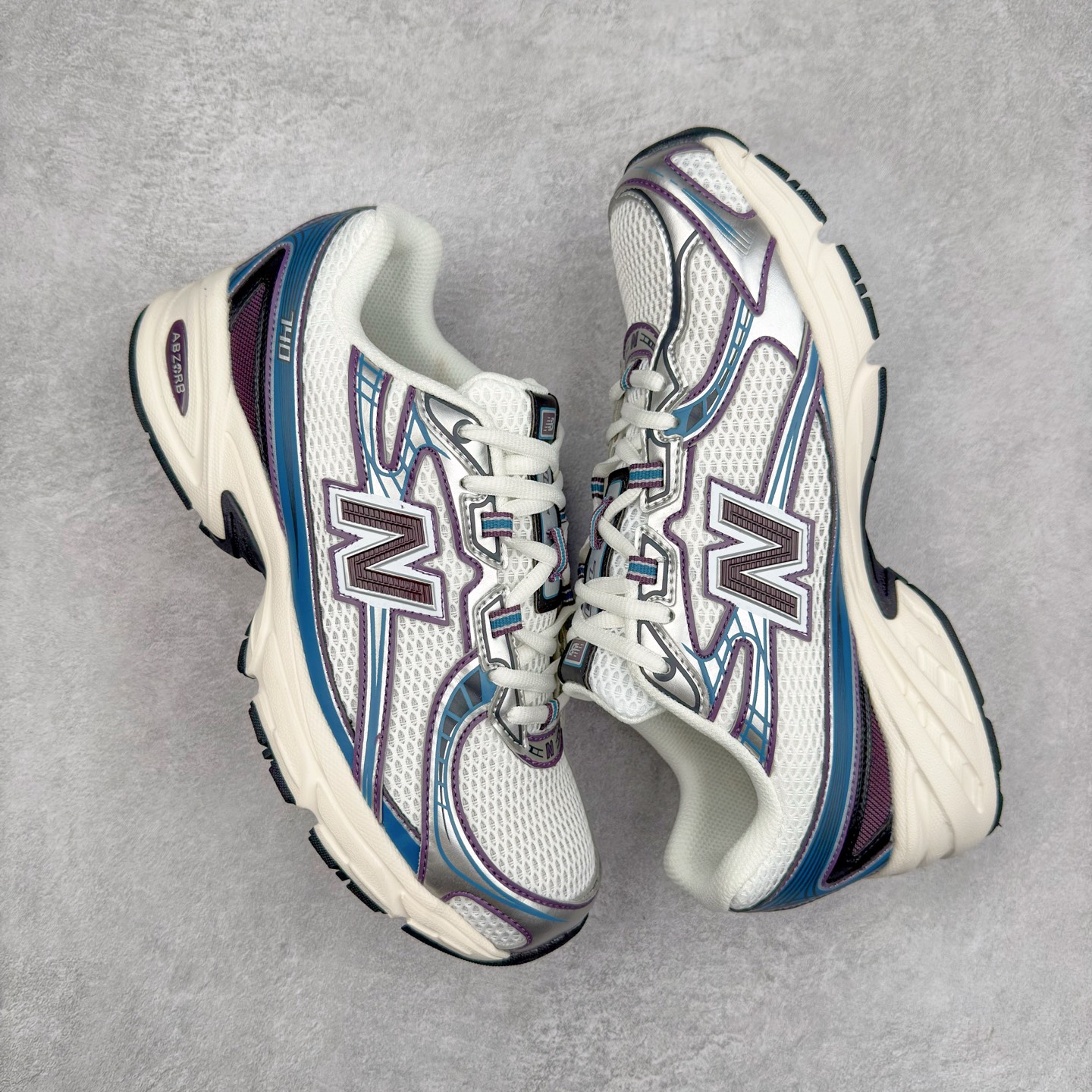 图片[3]-＃福利特价 New Balance MR740 NB新百伦系列复古老爹风休闲运动慢跑鞋 采用轻质牛剖革拼接透气网眼衬垫织物鞋面材质 T-Beam大底提供足步弓支撑 保持步态稳定#后跟搭载外露缓震胶 鞋身整体以各种深浅不一的灰色覆盖 鞋头以淡蓝色调装饰，网眼衬垫通过不规律的色块实现做旧的美感 泛黄的鞋底更是进一步增添了复古气息 尺码：36 37 37.5 38 38.5 39.5 40 40.5 41.5 42 42.5 43 44 45-选品中心