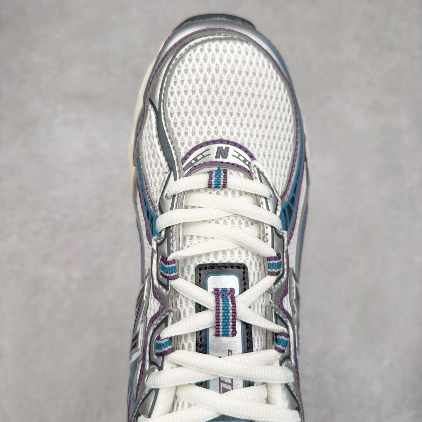 图片[4]-＃福利特价 New Balance MR740 NB新百伦系列复古老爹风休闲运动慢跑鞋 采用轻质牛剖革拼接透气网眼衬垫织物鞋面材质 T-Beam大底提供足步弓支撑 保持步态稳定#后跟搭载外露缓震胶 鞋身整体以各种深浅不一的灰色覆盖 鞋头以淡蓝色调装饰，网眼衬垫通过不规律的色块实现做旧的美感 泛黄的鞋底更是进一步增添了复古气息 尺码：36 37 37.5 38 38.5 39.5 40 40.5 41.5 42 42.5 43 44 45-选品中心