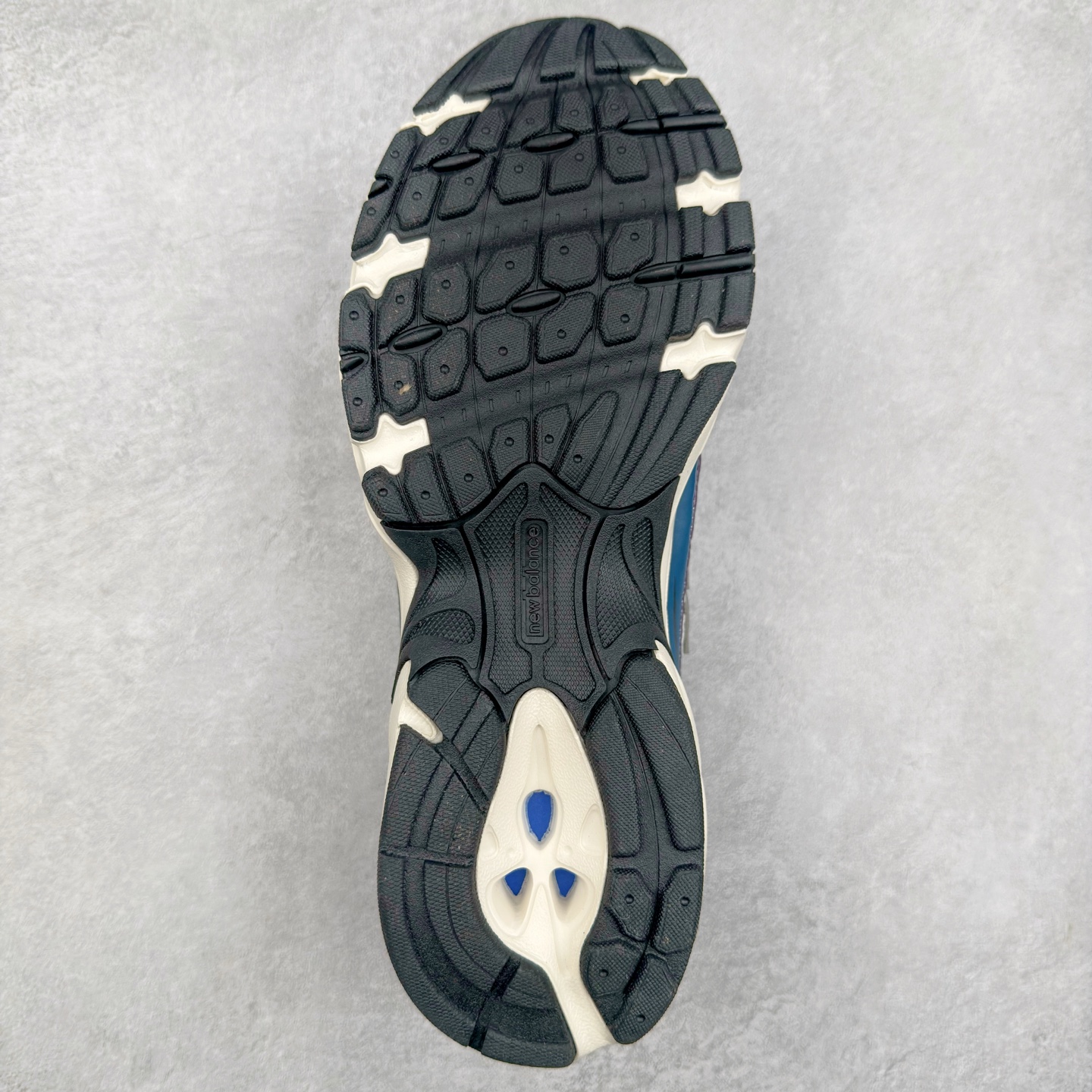 图片[9]-＃福利特价 New Balance MR740 NB新百伦系列复古老爹风休闲运动慢跑鞋 采用轻质牛剖革拼接透气网眼衬垫织物鞋面材质 T-Beam大底提供足步弓支撑 保持步态稳定#后跟搭载外露缓震胶 鞋身整体以各种深浅不一的灰色覆盖 鞋头以淡蓝色调装饰，网眼衬垫通过不规律的色块实现做旧的美感 泛黄的鞋底更是进一步增添了复古气息 尺码：36 37 37.5 38 38.5 39.5 40 40.5 41.5 42 42.5 43 44 45-选品中心