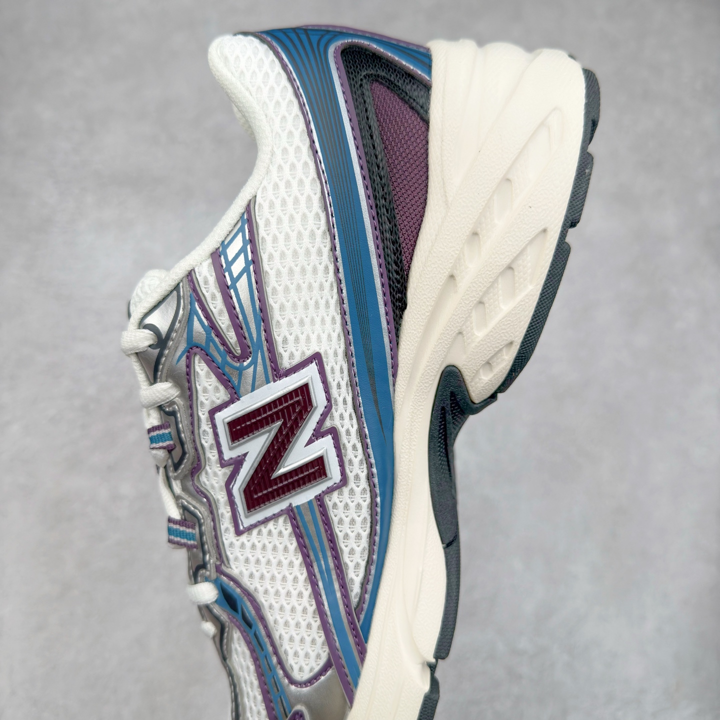 图片[7]-＃福利特价 New Balance MR740 NB新百伦系列复古老爹风休闲运动慢跑鞋 采用轻质牛剖革拼接透气网眼衬垫织物鞋面材质 T-Beam大底提供足步弓支撑 保持步态稳定#后跟搭载外露缓震胶 鞋身整体以各种深浅不一的灰色覆盖 鞋头以淡蓝色调装饰，网眼衬垫通过不规律的色块实现做旧的美感 泛黄的鞋底更是进一步增添了复古气息 尺码：36 37 37.5 38 38.5 39.5 40 40.5 41.5 42 42.5 43 44 45-选品中心