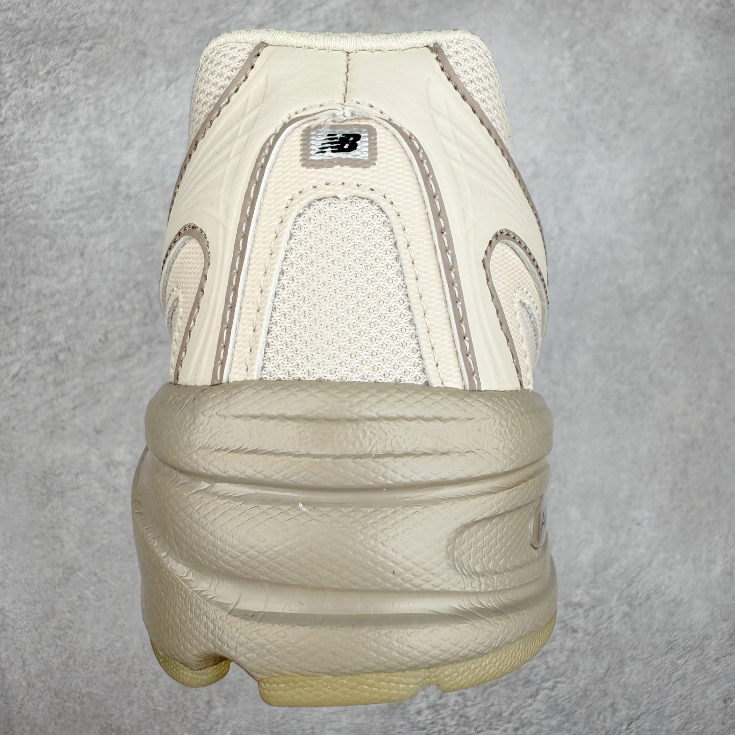 图片[8]-＃福利特价 New Balance MR740 NB新百伦系列复古老爹风休闲运动慢跑鞋 采用轻质牛剖革拼接透气网眼衬垫织物鞋面材质 T-Beam大底提供足步弓支撑 保持步态稳定#后跟搭载外露缓震胶 鞋身整体以各种深浅不一的灰色覆盖 鞋头以淡蓝色调装饰，网眼衬垫通过不规律的色块实现做旧的美感 泛黄的鞋底更是进一步增添了复古气息 尺码：36 37 37.5 38 38.5 39.5 40 40.5 41.5 42 42.5 43 44 45-选品中心