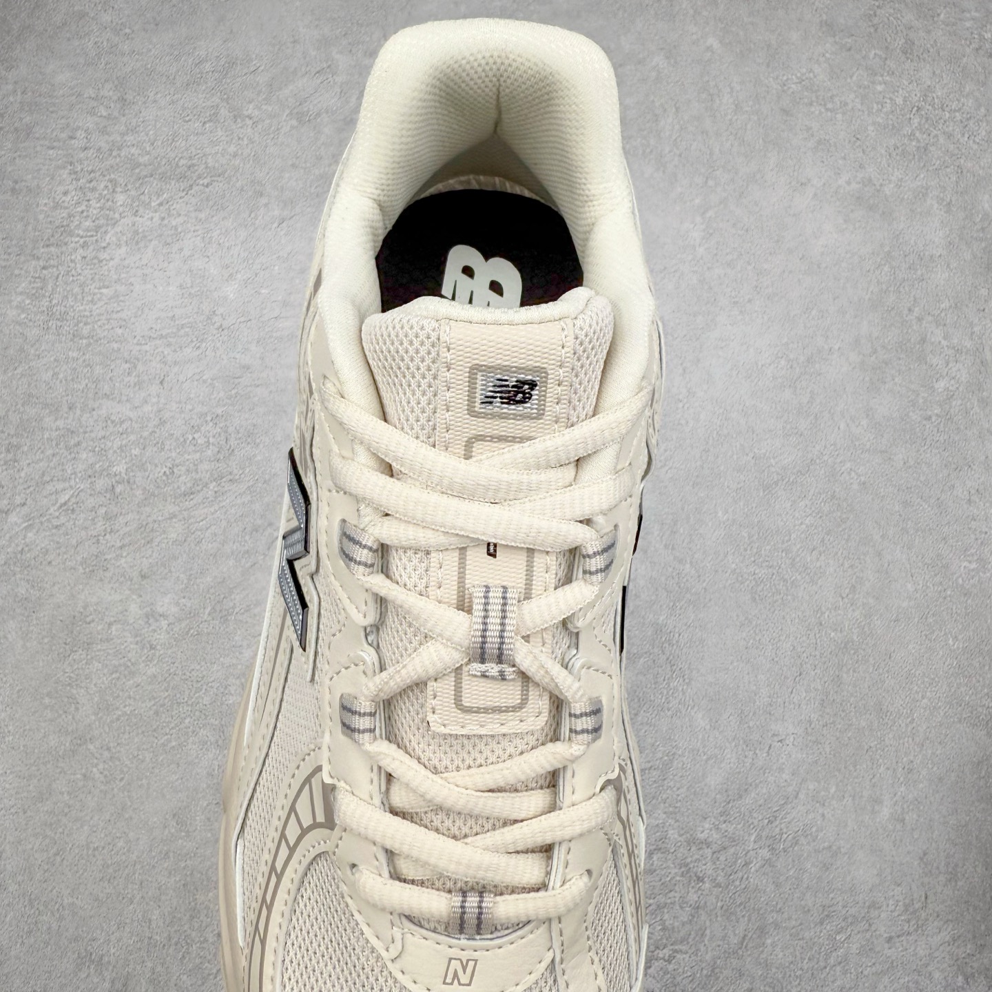 图片[5]-＃福利特价 New Balance MR740 NB新百伦系列复古老爹风休闲运动慢跑鞋 采用轻质牛剖革拼接透气网眼衬垫织物鞋面材质 T-Beam大底提供足步弓支撑 保持步态稳定#后跟搭载外露缓震胶 鞋身整体以各种深浅不一的灰色覆盖 鞋头以淡蓝色调装饰，网眼衬垫通过不规律的色块实现做旧的美感 泛黄的鞋底更是进一步增添了复古气息 尺码：36 37 37.5 38 38.5 39.5 40 40.5 41.5 42 42.5 43 44 45-选品中心