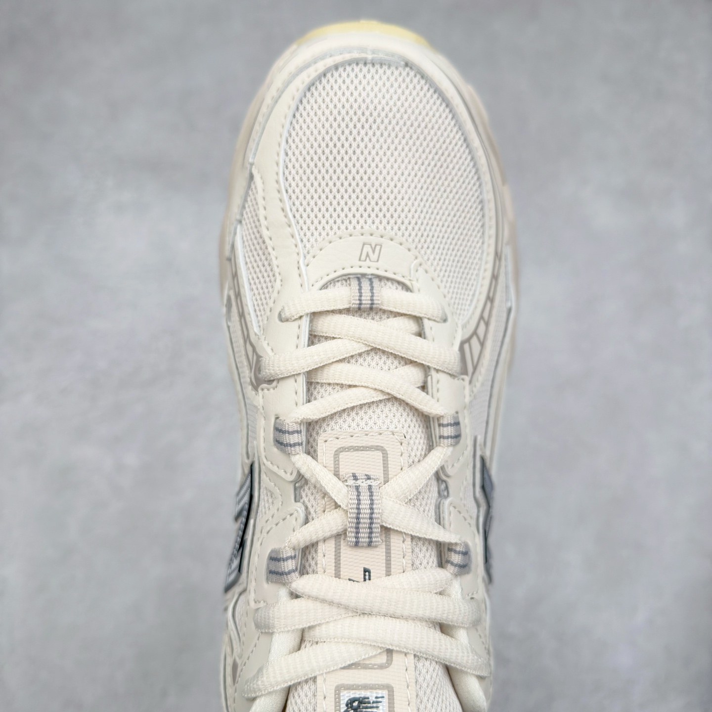 图片[4]-＃福利特价 New Balance MR740 NB新百伦系列复古老爹风休闲运动慢跑鞋 采用轻质牛剖革拼接透气网眼衬垫织物鞋面材质 T-Beam大底提供足步弓支撑 保持步态稳定#后跟搭载外露缓震胶 鞋身整体以各种深浅不一的灰色覆盖 鞋头以淡蓝色调装饰，网眼衬垫通过不规律的色块实现做旧的美感 泛黄的鞋底更是进一步增添了复古气息 尺码：36 37 37.5 38 38.5 39.5 40 40.5 41.5 42 42.5 43 44 45-选品中心