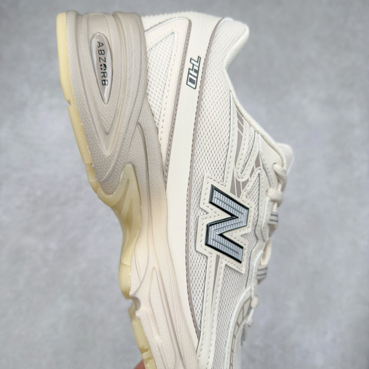 图片[6]-＃福利特价 New Balance MR740 NB新百伦系列复古老爹风休闲运动慢跑鞋 采用轻质牛剖革拼接透气网眼衬垫织物鞋面材质 T-Beam大底提供足步弓支撑 保持步态稳定#后跟搭载外露缓震胶 鞋身整体以各种深浅不一的灰色覆盖 鞋头以淡蓝色调装饰，网眼衬垫通过不规律的色块实现做旧的美感 泛黄的鞋底更是进一步增添了复古气息 尺码：36 37 37.5 38 38.5 39.5 40 40.5 41.5 42 42.5 43 44 45-选品中心