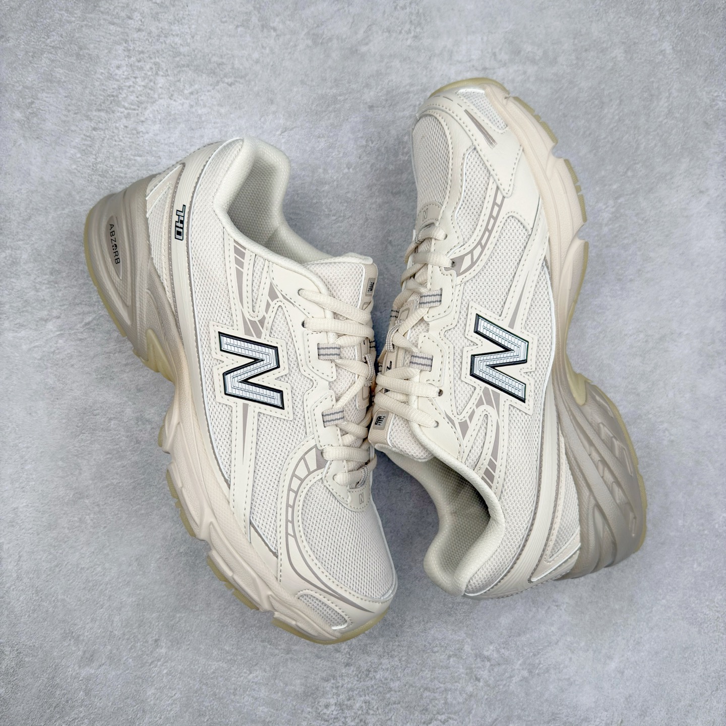 图片[3]-＃福利特价 New Balance MR740 NB新百伦系列复古老爹风休闲运动慢跑鞋 采用轻质牛剖革拼接透气网眼衬垫织物鞋面材质 T-Beam大底提供足步弓支撑 保持步态稳定#后跟搭载外露缓震胶 鞋身整体以各种深浅不一的灰色覆盖 鞋头以淡蓝色调装饰，网眼衬垫通过不规律的色块实现做旧的美感 泛黄的鞋底更是进一步增添了复古气息 尺码：36 37 37.5 38 38.5 39.5 40 40.5 41.5 42 42.5 43 44 45-选品中心