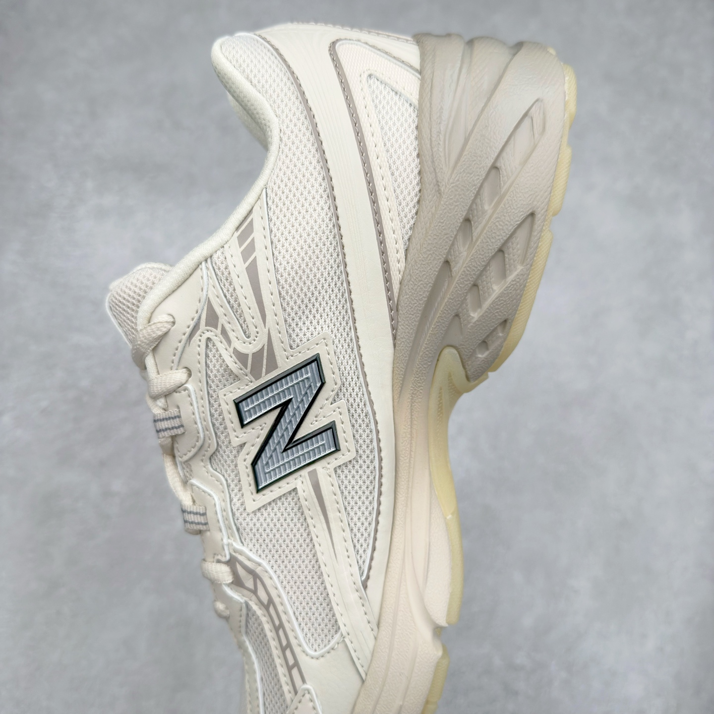 图片[7]-＃福利特价 New Balance MR740 NB新百伦系列复古老爹风休闲运动慢跑鞋 采用轻质牛剖革拼接透气网眼衬垫织物鞋面材质 T-Beam大底提供足步弓支撑 保持步态稳定#后跟搭载外露缓震胶 鞋身整体以各种深浅不一的灰色覆盖 鞋头以淡蓝色调装饰，网眼衬垫通过不规律的色块实现做旧的美感 泛黄的鞋底更是进一步增添了复古气息 尺码：36 37 37.5 38 38.5 39.5 40 40.5 41.5 42 42.5 43 44 45-选品中心