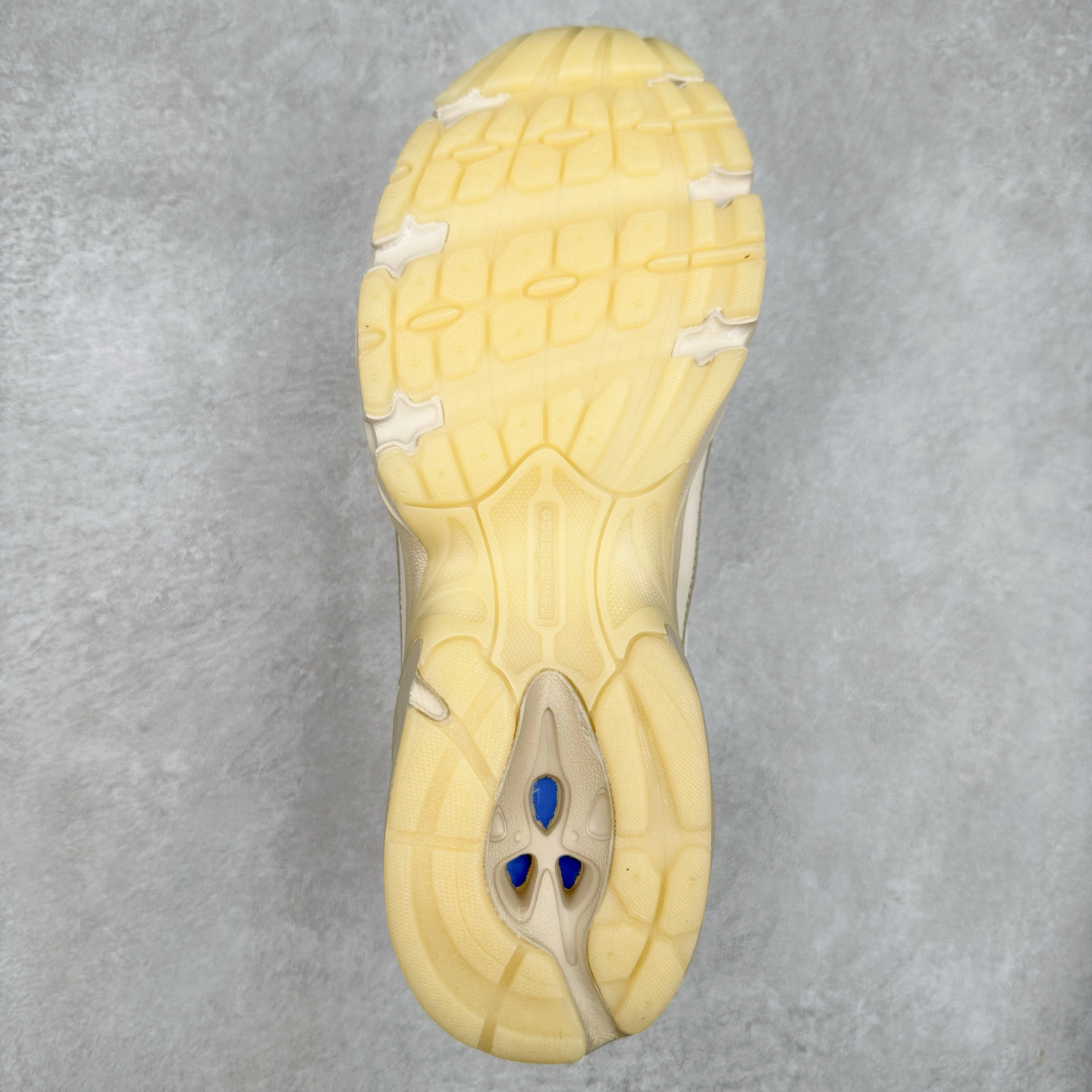 图片[9]-＃福利特价 New Balance MR740 NB新百伦系列复古老爹风休闲运动慢跑鞋 采用轻质牛剖革拼接透气网眼衬垫织物鞋面材质 T-Beam大底提供足步弓支撑 保持步态稳定#后跟搭载外露缓震胶 鞋身整体以各种深浅不一的灰色覆盖 鞋头以淡蓝色调装饰，网眼衬垫通过不规律的色块实现做旧的美感 泛黄的鞋底更是进一步增添了复古气息 尺码：36 37 37.5 38 38.5 39.5 40 40.5 41.5 42 42.5 43 44 45-选品中心