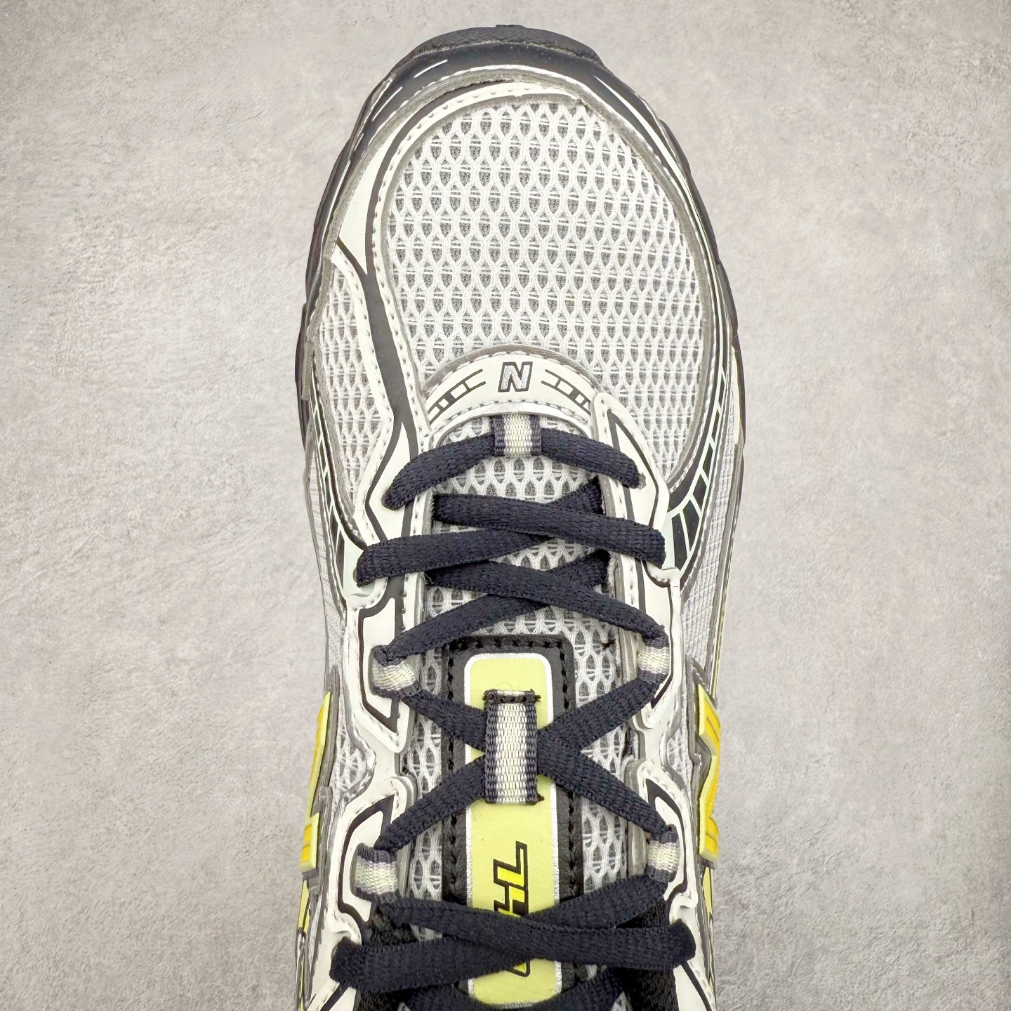 图片[4]-＃福利特价 New Balance MR740 NB新百伦系列复古老爹风休闲运动慢跑鞋 采用轻质牛剖革拼接透气网眼衬垫织物鞋面材质 T-Beam大底提供足步弓支撑 保持步态稳定#后跟搭载外露缓震胶 鞋身整体以各种深浅不一的灰色覆盖 鞋头以淡蓝色调装饰，网眼衬垫通过不规律的色块实现做旧的美感 泛黄的鞋底更是进一步增添了复古气息 尺码：36 37 37.5 38 38.5 39.5 40 40.5 41.5 42 42.5 43 44 45-选品中心