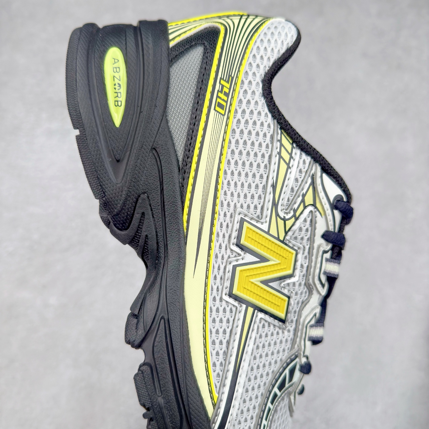 图片[6]-＃福利特价 New Balance MR740 NB新百伦系列复古老爹风休闲运动慢跑鞋 采用轻质牛剖革拼接透气网眼衬垫织物鞋面材质 T-Beam大底提供足步弓支撑 保持步态稳定#后跟搭载外露缓震胶 鞋身整体以各种深浅不一的灰色覆盖 鞋头以淡蓝色调装饰，网眼衬垫通过不规律的色块实现做旧的美感 泛黄的鞋底更是进一步增添了复古气息 尺码：36 37 37.5 38 38.5 39.5 40 40.5 41.5 42 42.5 43 44 45-选品中心