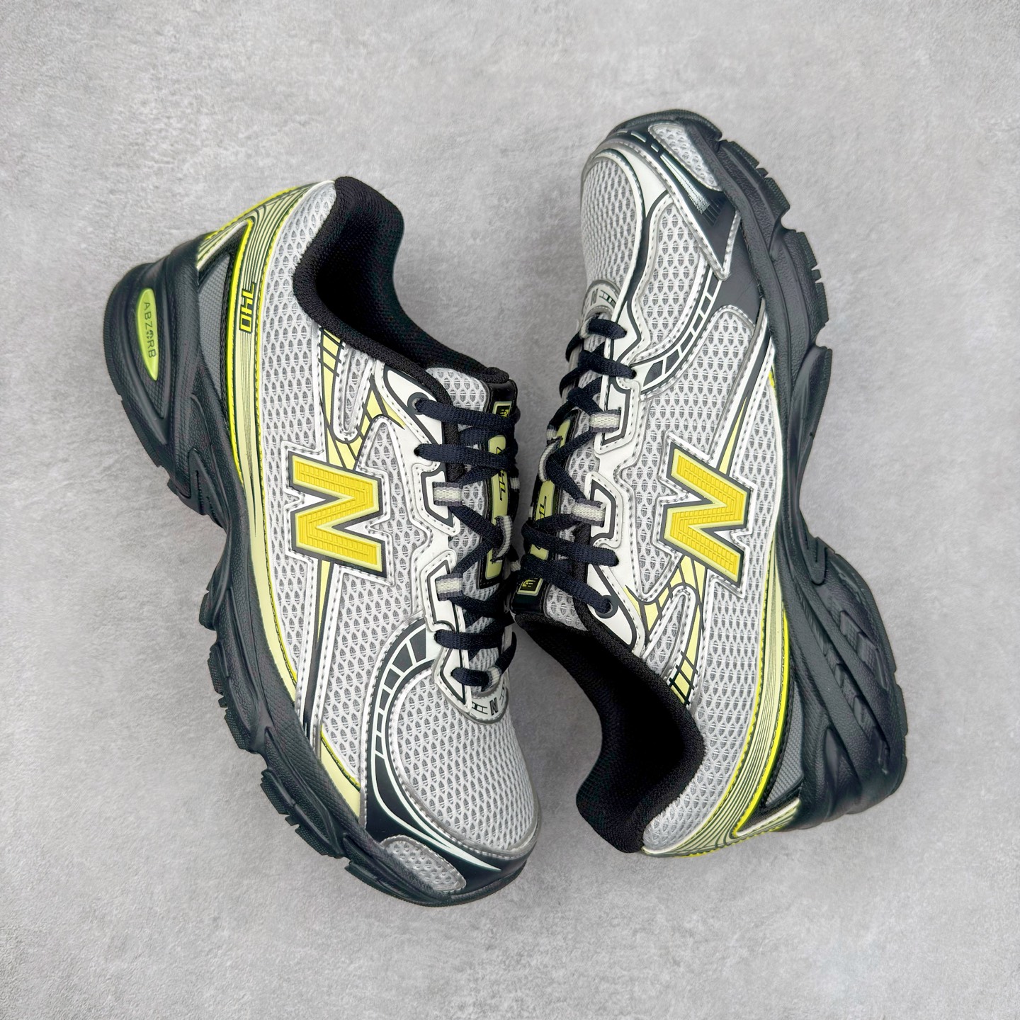 图片[3]-＃福利特价 New Balance MR740 NB新百伦系列复古老爹风休闲运动慢跑鞋 采用轻质牛剖革拼接透气网眼衬垫织物鞋面材质 T-Beam大底提供足步弓支撑 保持步态稳定#后跟搭载外露缓震胶 鞋身整体以各种深浅不一的灰色覆盖 鞋头以淡蓝色调装饰，网眼衬垫通过不规律的色块实现做旧的美感 泛黄的鞋底更是进一步增添了复古气息 尺码：36 37 37.5 38 38.5 39.5 40 40.5 41.5 42 42.5 43 44 45-选品中心