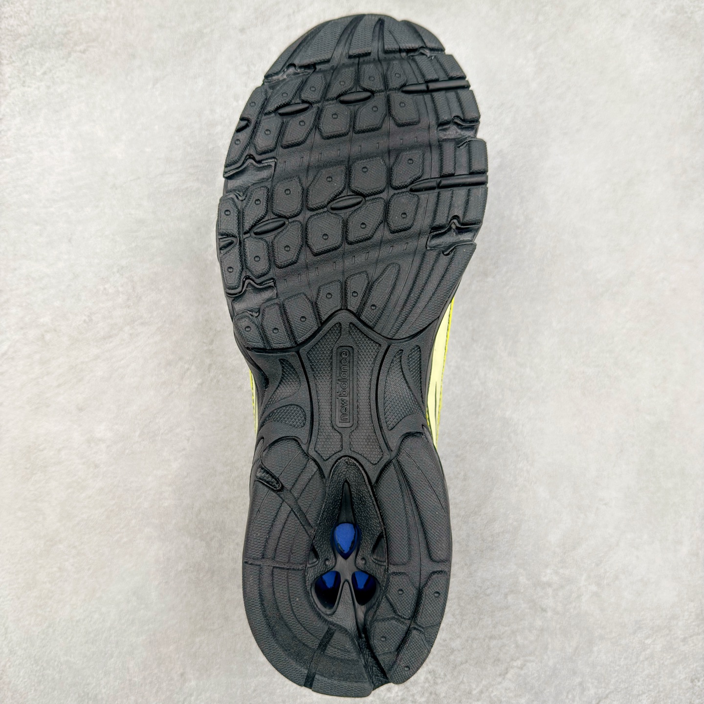 图片[9]-＃福利特价 New Balance MR740 NB新百伦系列复古老爹风休闲运动慢跑鞋 采用轻质牛剖革拼接透气网眼衬垫织物鞋面材质 T-Beam大底提供足步弓支撑 保持步态稳定#后跟搭载外露缓震胶 鞋身整体以各种深浅不一的灰色覆盖 鞋头以淡蓝色调装饰，网眼衬垫通过不规律的色块实现做旧的美感 泛黄的鞋底更是进一步增添了复古气息 尺码：36 37 37.5 38 38.5 39.5 40 40.5 41.5 42 42.5 43 44 45-选品中心