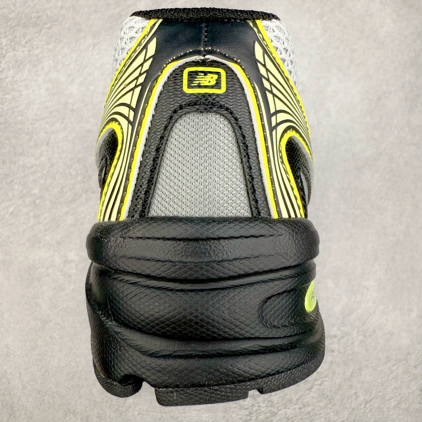 图片[8]-＃福利特价 New Balance MR740 NB新百伦系列复古老爹风休闲运动慢跑鞋 采用轻质牛剖革拼接透气网眼衬垫织物鞋面材质 T-Beam大底提供足步弓支撑 保持步态稳定#后跟搭载外露缓震胶 鞋身整体以各种深浅不一的灰色覆盖 鞋头以淡蓝色调装饰，网眼衬垫通过不规律的色块实现做旧的美感 泛黄的鞋底更是进一步增添了复古气息 尺码：36 37 37.5 38 38.5 39.5 40 40.5 41.5 42 42.5 43 44 45-选品中心