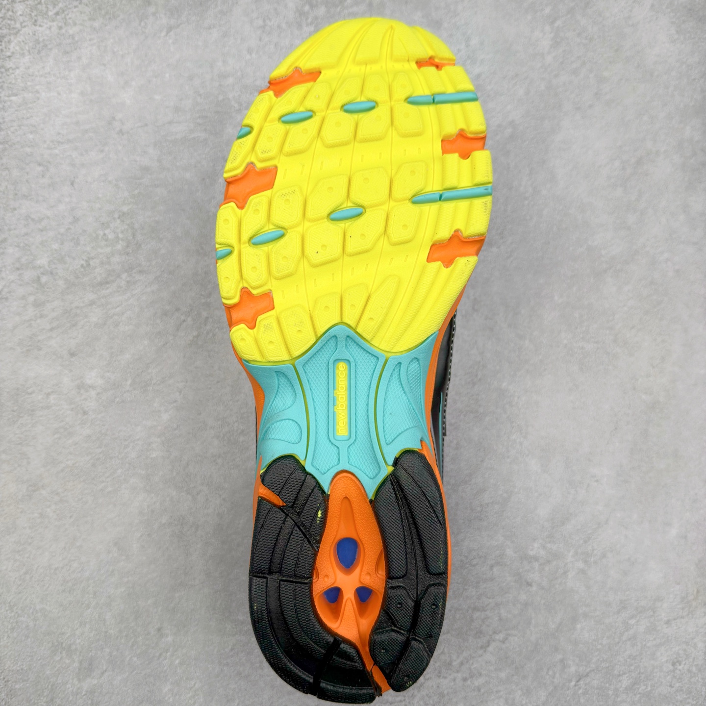 图片[9]-＃福利特价 New Balance MR740 NB新百伦系列复古老爹风休闲运动慢跑鞋 采用轻质牛剖革拼接透气网眼衬垫织物鞋面材质 T-Beam大底提供足步弓支撑 保持步态稳定#后跟搭载外露缓震胶 鞋身整体以各种深浅不一的灰色覆盖 鞋头以淡蓝色调装饰，网眼衬垫通过不规律的色块实现做旧的美感 泛黄的鞋底更是进一步增添了复古气息 尺码：36 37 37.5 38 38.5 39.5 40 40.5 41.5 42 42.5 43 44 45-选品中心