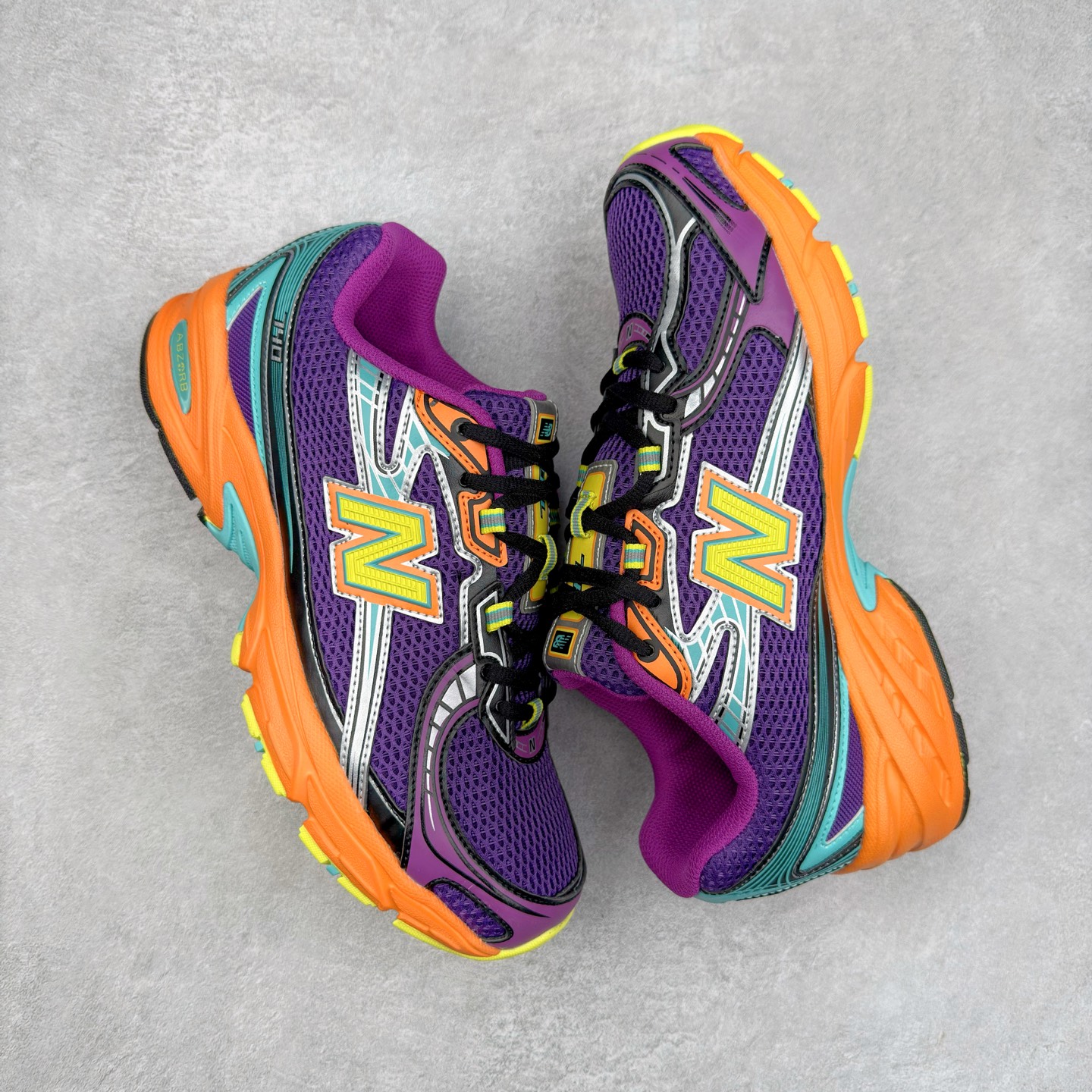 图片[3]-＃福利特价 New Balance MR740 NB新百伦系列复古老爹风休闲运动慢跑鞋 采用轻质牛剖革拼接透气网眼衬垫织物鞋面材质 T-Beam大底提供足步弓支撑 保持步态稳定#后跟搭载外露缓震胶 鞋身整体以各种深浅不一的灰色覆盖 鞋头以淡蓝色调装饰，网眼衬垫通过不规律的色块实现做旧的美感 泛黄的鞋底更是进一步增添了复古气息 尺码：36 37 37.5 38 38.5 39.5 40 40.5 41.5 42 42.5 43 44 45-选品中心