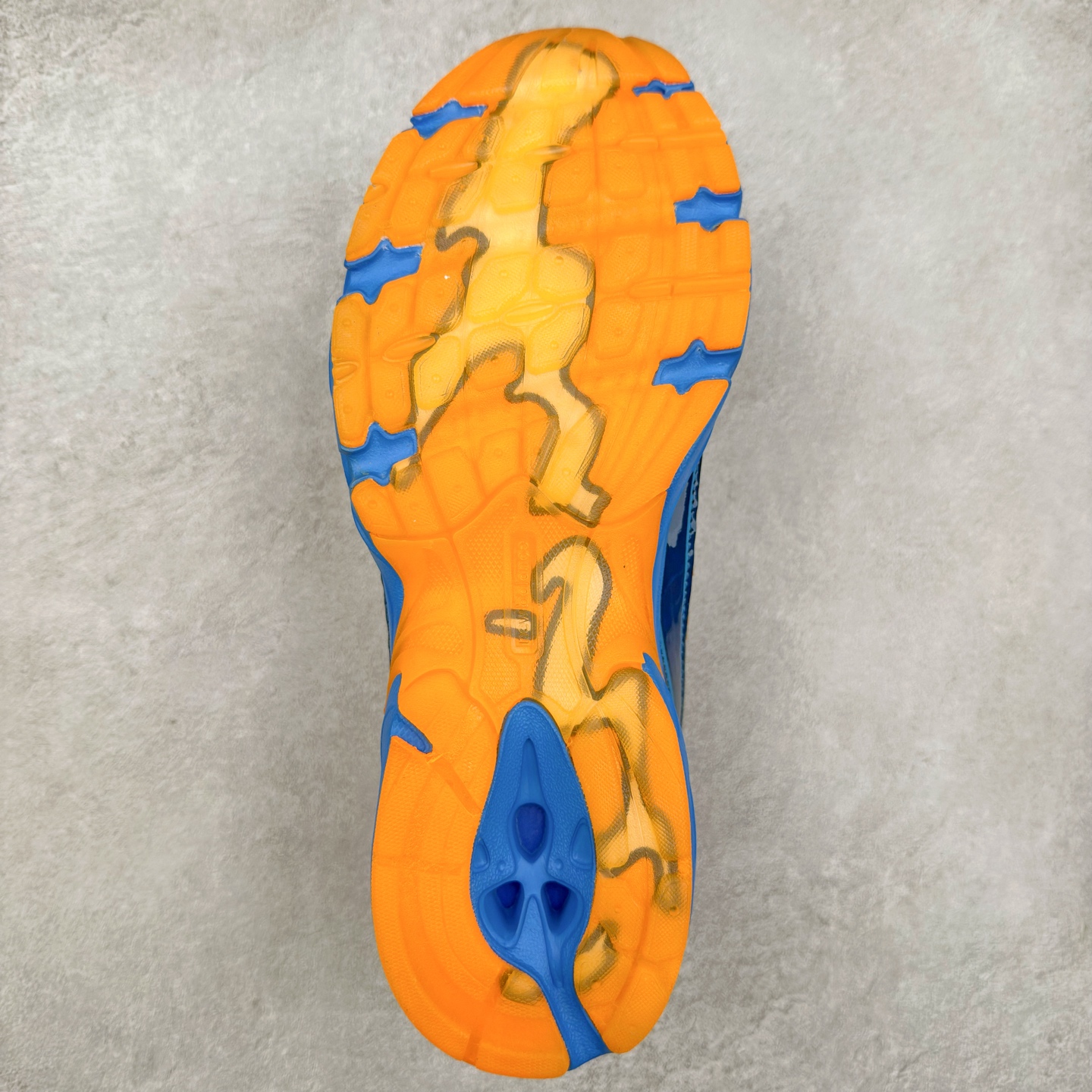 图片[9]-＃福利特价 New Balance MR740 NB新百伦系列复古老爹风休闲运动慢跑鞋 采用轻质牛剖革拼接透气网眼衬垫织物鞋面材质 T-Beam大底提供足步弓支撑 保持步态稳定#后跟搭载外露缓震胶 鞋身整体以各种深浅不一的灰色覆盖 鞋头以淡蓝色调装饰，网眼衬垫通过不规律的色块实现做旧的美感 泛黄的鞋底更是进一步增添了复古气息 尺码：36 37 37.5 38 38.5 39.5 40 40.5 41.5 42 42.5 43 44 45-选品中心