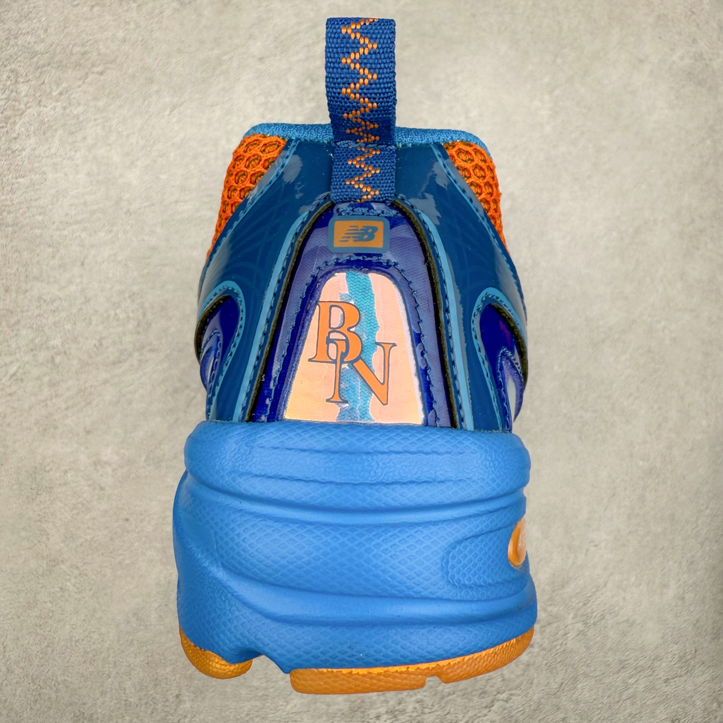 图片[8]-＃福利特价 New Balance MR740 NB新百伦系列复古老爹风休闲运动慢跑鞋 采用轻质牛剖革拼接透气网眼衬垫织物鞋面材质 T-Beam大底提供足步弓支撑 保持步态稳定#后跟搭载外露缓震胶 鞋身整体以各种深浅不一的灰色覆盖 鞋头以淡蓝色调装饰，网眼衬垫通过不规律的色块实现做旧的美感 泛黄的鞋底更是进一步增添了复古气息 尺码：36 37 37.5 38 38.5 39.5 40 40.5 41.5 42 42.5 43 44 45-选品中心