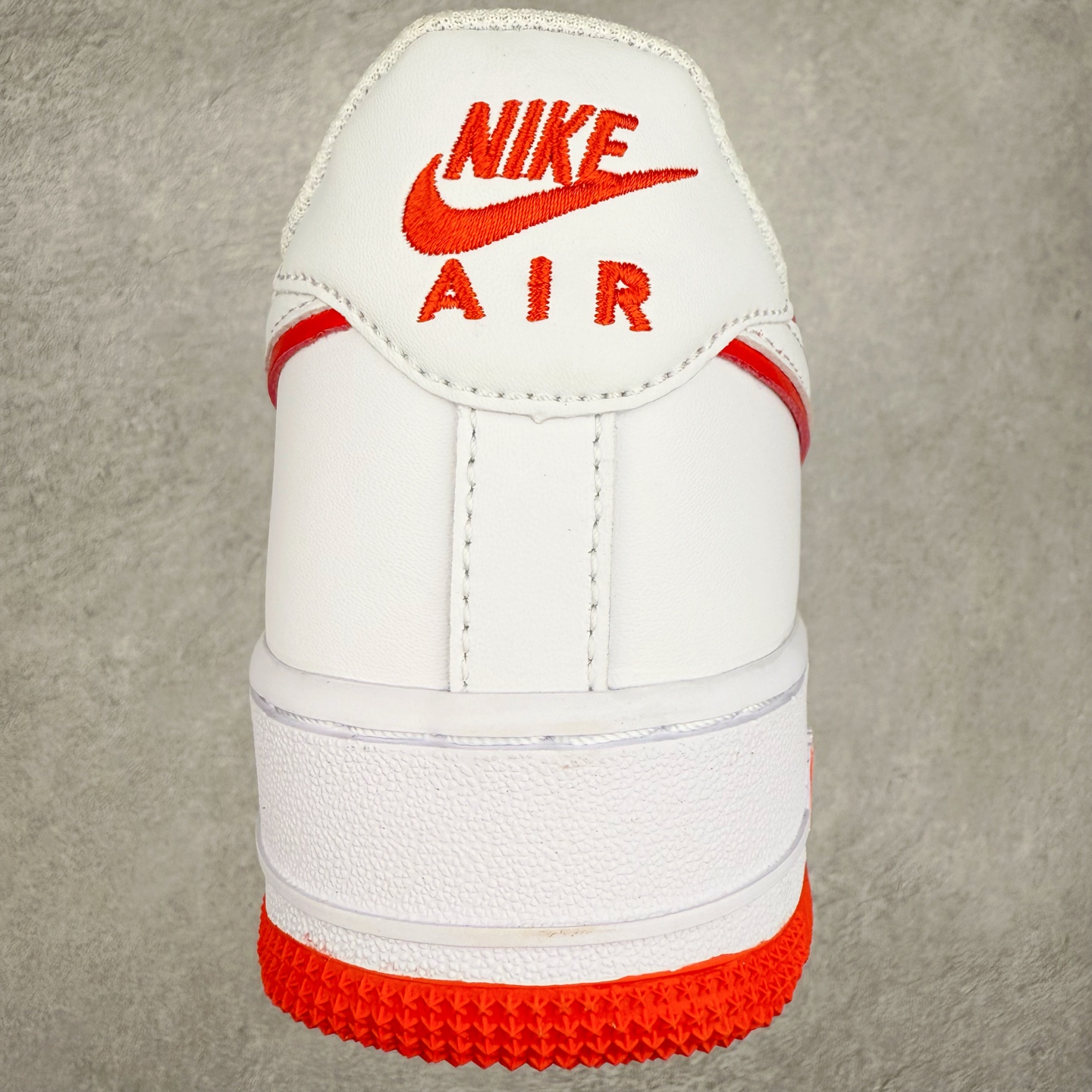 图片[8]-＃XT纯原福利 NK Air Force 1´07 Low 空军一号低帮百搭休闲运动板鞋 顶级批次 2022全新楦头鞋型 鱼鳞大底 历时开发三个月 清洁度完美 二维码鞋标 内置芯片及solo气垫 大底高度及其弧度依照正品 钢印 logo刺绣 鞋口弧度 鞋头长度 鞋面冲孔 鞋垫背胶及钢印 完美鞋型对比正品 每一处都是细节满满 柔软、弹性十足的缓震性能和出色的中底设计 横跨复古与现代的外型结合 造就出风靡全球 三十多年的Force 1 直到今天还深受青睐 实拍调校N版已经零色差零失真 百分百还原实物色彩所见即所得 不存在货不对板色差等低级问题 选购参考实物拍摄 不混卖不参货 只用心做好货严格选品 承诺混一赔十 尺码：36 36.5 37.5 38 38.5 39 40 40.5 41 42 42.5 43 44 44.5 45-选品中心