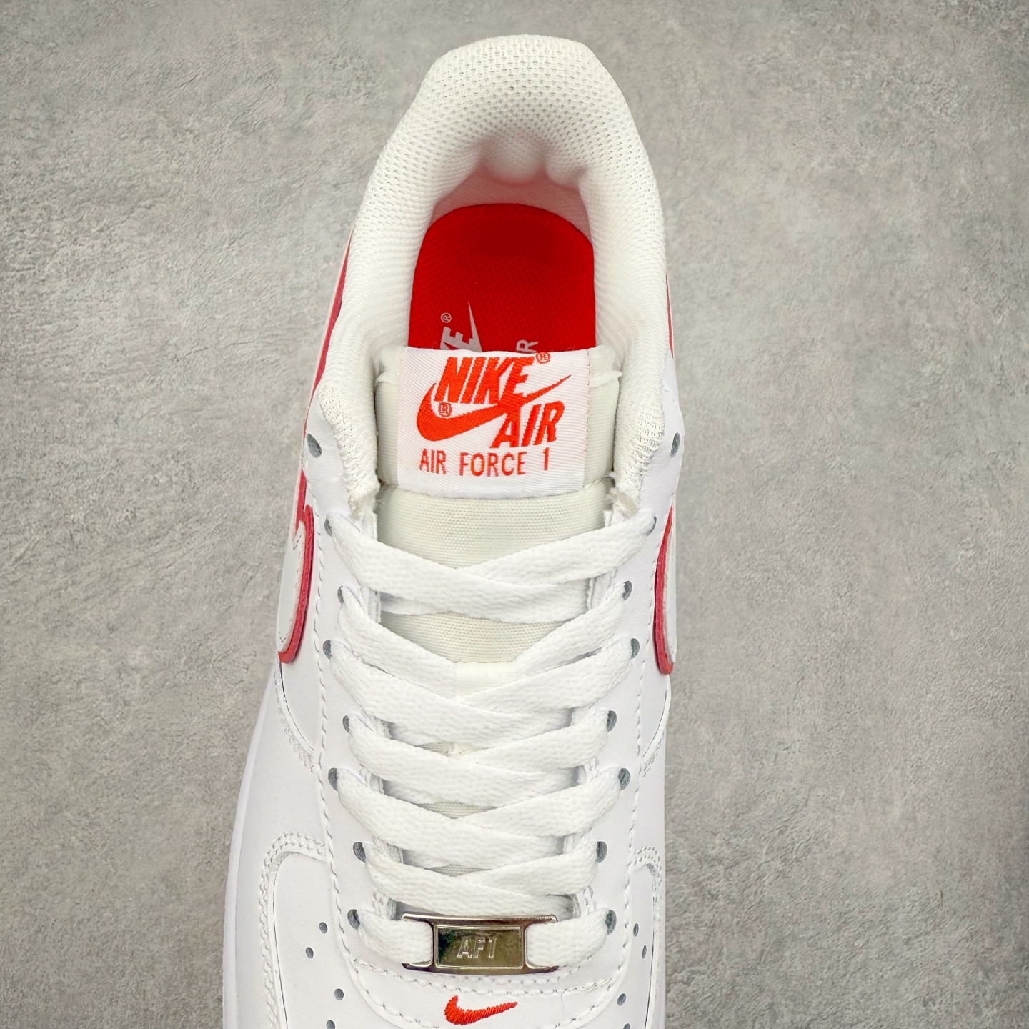 图片[5]-＃XT纯原福利 NK Air Force 1´07 Low 空军一号低帮百搭休闲运动板鞋 顶级批次 2022全新楦头鞋型 鱼鳞大底 历时开发三个月 清洁度完美 二维码鞋标 内置芯片及solo气垫 大底高度及其弧度依照正品 钢印 logo刺绣 鞋口弧度 鞋头长度 鞋面冲孔 鞋垫背胶及钢印 完美鞋型对比正品 每一处都是细节满满 柔软、弹性十足的缓震性能和出色的中底设计 横跨复古与现代的外型结合 造就出风靡全球 三十多年的Force 1 直到今天还深受青睐 实拍调校N版已经零色差零失真 百分百还原实物色彩所见即所得 不存在货不对板色差等低级问题 选购参考实物拍摄 不混卖不参货 只用心做好货严格选品 承诺混一赔十 尺码：36 36.5 37.5 38 38.5 39 40 40.5 41 42 42.5 43 44 44.5 45-选品中心