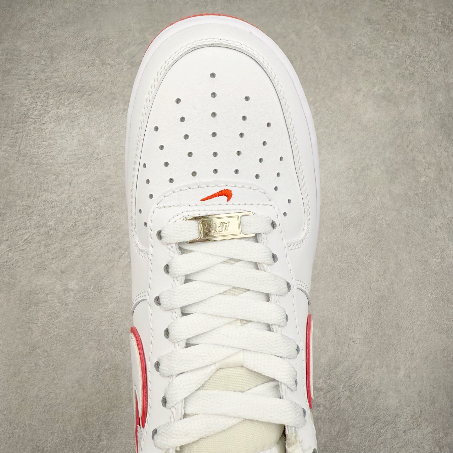 图片[4]-＃XT纯原福利 NK Air Force 1´07 Low 空军一号低帮百搭休闲运动板鞋 顶级批次 2022全新楦头鞋型 鱼鳞大底 历时开发三个月 清洁度完美 二维码鞋标 内置芯片及solo气垫 大底高度及其弧度依照正品 钢印 logo刺绣 鞋口弧度 鞋头长度 鞋面冲孔 鞋垫背胶及钢印 完美鞋型对比正品 每一处都是细节满满 柔软、弹性十足的缓震性能和出色的中底设计 横跨复古与现代的外型结合 造就出风靡全球 三十多年的Force 1 直到今天还深受青睐 实拍调校N版已经零色差零失真 百分百还原实物色彩所见即所得 不存在货不对板色差等低级问题 选购参考实物拍摄 不混卖不参货 只用心做好货严格选品 承诺混一赔十 尺码：36 36.5 37.5 38 38.5 39 40 40.5 41 42 42.5 43 44 44.5 45-选品中心