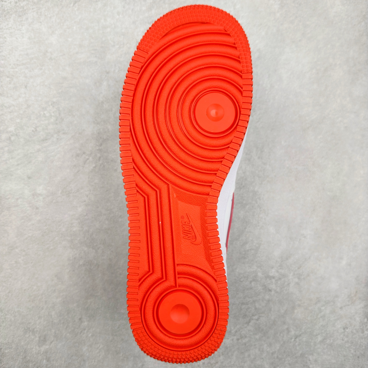 图片[9]-＃XT纯原福利 NK Air Force 1´07 Low 空军一号低帮百搭休闲运动板鞋 顶级批次 2022全新楦头鞋型 鱼鳞大底 历时开发三个月 清洁度完美 二维码鞋标 内置芯片及solo气垫 大底高度及其弧度依照正品 钢印 logo刺绣 鞋口弧度 鞋头长度 鞋面冲孔 鞋垫背胶及钢印 完美鞋型对比正品 每一处都是细节满满 柔软、弹性十足的缓震性能和出色的中底设计 横跨复古与现代的外型结合 造就出风靡全球 三十多年的Force 1 直到今天还深受青睐 实拍调校N版已经零色差零失真 百分百还原实物色彩所见即所得 不存在货不对板色差等低级问题 选购参考实物拍摄 不混卖不参货 只用心做好货严格选品 承诺混一赔十 尺码：36 36.5 37.5 38 38.5 39 40 40.5 41 42 42.5 43 44 44.5 45-选品中心