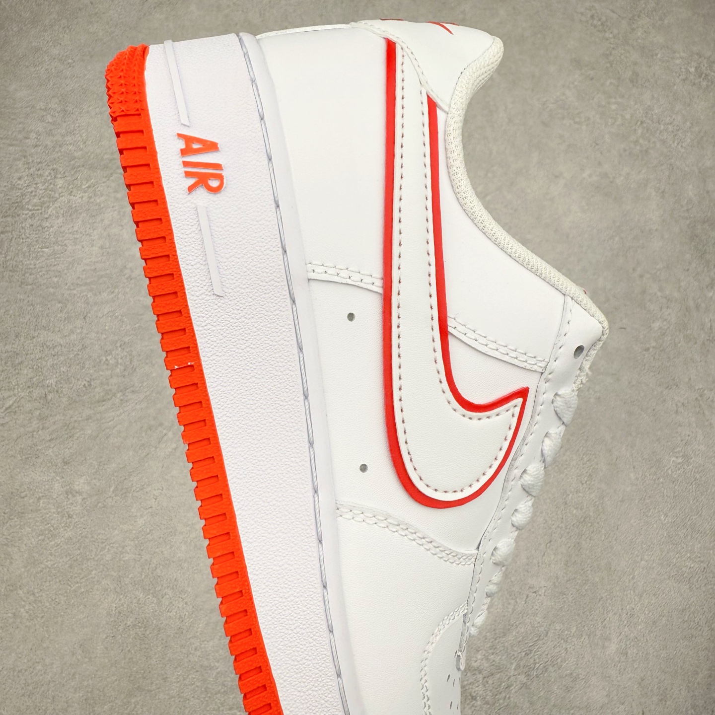 图片[6]-＃XT纯原福利 NK Air Force 1´07 Low 空军一号低帮百搭休闲运动板鞋 顶级批次 2022全新楦头鞋型 鱼鳞大底 历时开发三个月 清洁度完美 二维码鞋标 内置芯片及solo气垫 大底高度及其弧度依照正品 钢印 logo刺绣 鞋口弧度 鞋头长度 鞋面冲孔 鞋垫背胶及钢印 完美鞋型对比正品 每一处都是细节满满 柔软、弹性十足的缓震性能和出色的中底设计 横跨复古与现代的外型结合 造就出风靡全球 三十多年的Force 1 直到今天还深受青睐 实拍调校N版已经零色差零失真 百分百还原实物色彩所见即所得 不存在货不对板色差等低级问题 选购参考实物拍摄 不混卖不参货 只用心做好货严格选品 承诺混一赔十 尺码：36 36.5 37.5 38 38.5 39 40 40.5 41 42 42.5 43 44 44.5 45-选品中心