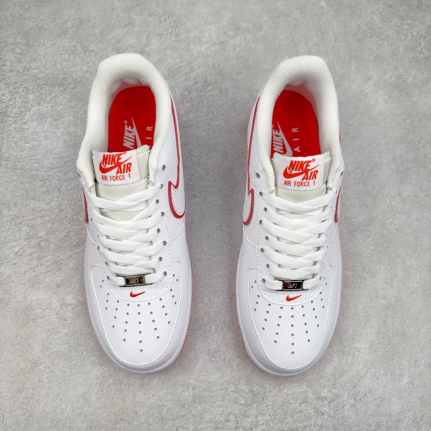 图片[2]-＃XT纯原福利 NK Air Force 1´07 Low 空军一号低帮百搭休闲运动板鞋 顶级批次 2022全新楦头鞋型 鱼鳞大底 历时开发三个月 清洁度完美 二维码鞋标 内置芯片及solo气垫 大底高度及其弧度依照正品 钢印 logo刺绣 鞋口弧度 鞋头长度 鞋面冲孔 鞋垫背胶及钢印 完美鞋型对比正品 每一处都是细节满满 柔软、弹性十足的缓震性能和出色的中底设计 横跨复古与现代的外型结合 造就出风靡全球 三十多年的Force 1 直到今天还深受青睐 实拍调校N版已经零色差零失真 百分百还原实物色彩所见即所得 不存在货不对板色差等低级问题 选购参考实物拍摄 不混卖不参货 只用心做好货严格选品 承诺混一赔十 尺码：36 36.5 37.5 38 38.5 39 40 40.5 41 42 42.5 43 44 44.5 45-选品中心