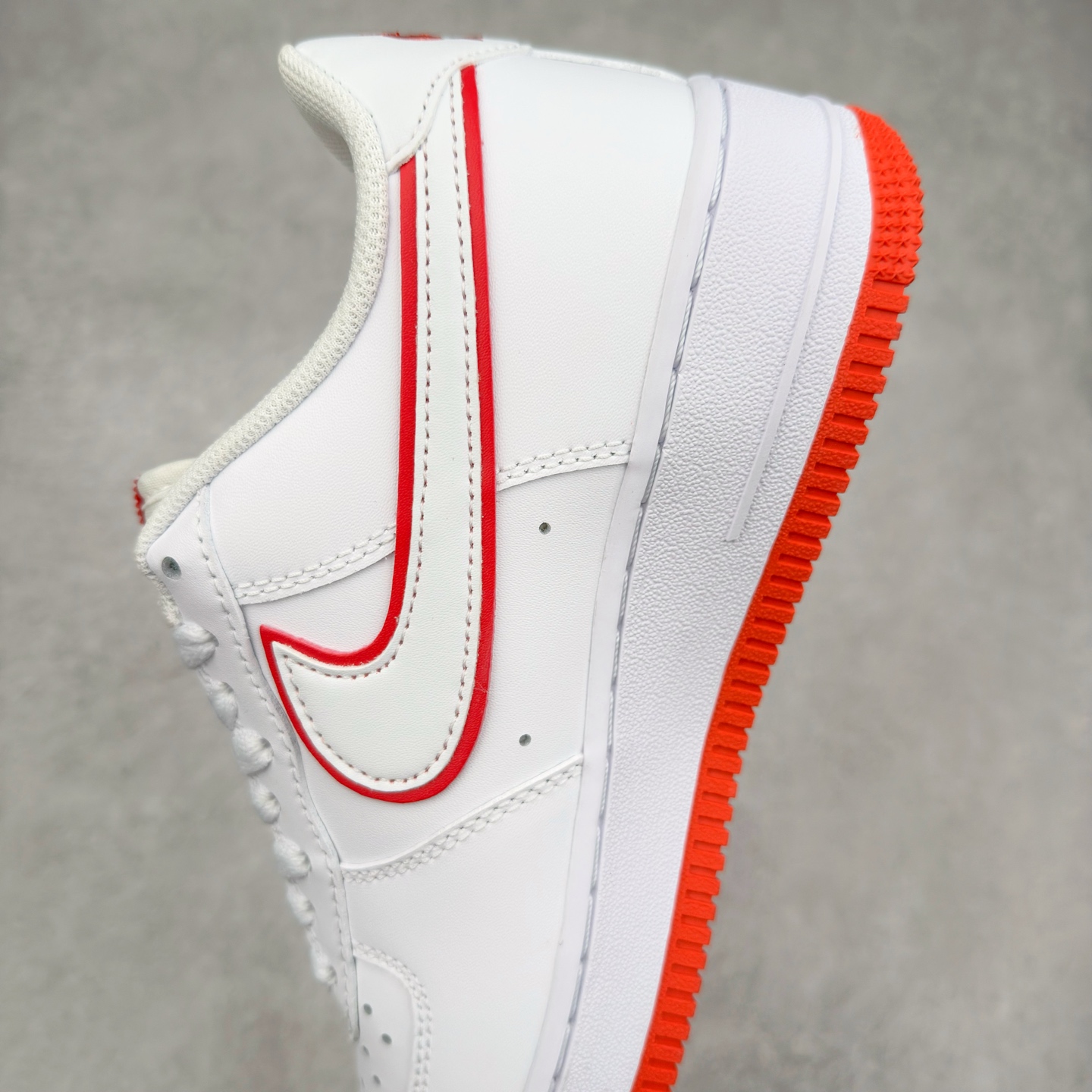 图片[7]-＃XT纯原福利 NK Air Force 1´07 Low 空军一号低帮百搭休闲运动板鞋 顶级批次 2022全新楦头鞋型 鱼鳞大底 历时开发三个月 清洁度完美 二维码鞋标 内置芯片及solo气垫 大底高度及其弧度依照正品 钢印 logo刺绣 鞋口弧度 鞋头长度 鞋面冲孔 鞋垫背胶及钢印 完美鞋型对比正品 每一处都是细节满满 柔软、弹性十足的缓震性能和出色的中底设计 横跨复古与现代的外型结合 造就出风靡全球 三十多年的Force 1 直到今天还深受青睐 实拍调校N版已经零色差零失真 百分百还原实物色彩所见即所得 不存在货不对板色差等低级问题 选购参考实物拍摄 不混卖不参货 只用心做好货严格选品 承诺混一赔十 尺码：36 36.5 37.5 38 38.5 39 40 40.5 41 42 42.5 43 44 44.5 45-选品中心