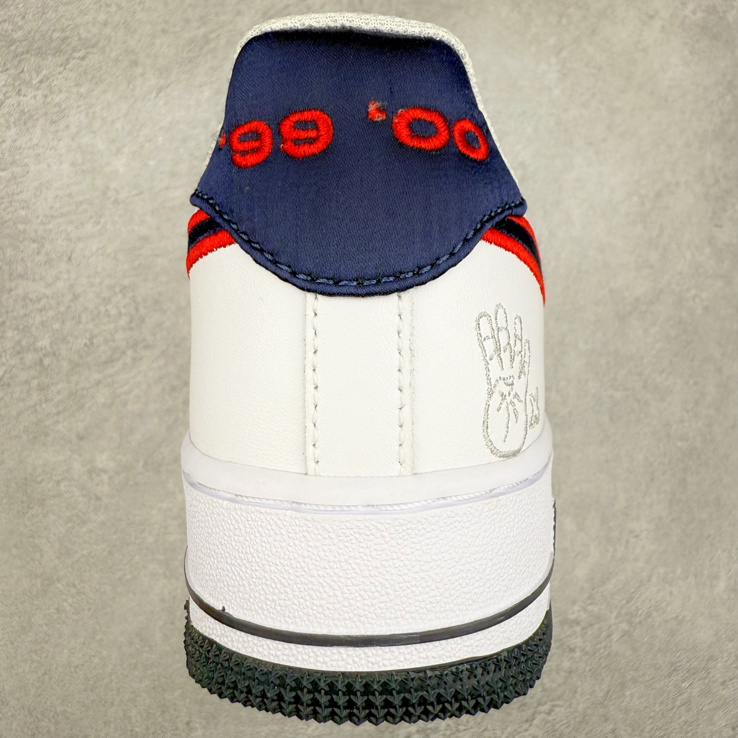 图片[8]-＃XT纯原福利 NK Air Force 1´07 Low 空军一号低帮百搭休闲运动板鞋 顶级批次 2022全新楦头鞋型 鱼鳞大底 历时开发三个月 清洁度完美 二维码鞋标 内置芯片及solo气垫 大底高度及其弧度依照正品 钢印 logo刺绣 鞋口弧度 鞋头长度 鞋面冲孔 鞋垫背胶及钢印 完美鞋型对比正品 每一处都是细节满满 柔软、弹性十足的缓震性能和出色的中底设计 横跨复古与现代的外型结合 造就出风靡全球 三十多年的Force 1 直到今天还深受青睐 实拍调校N版已经零色差零失真 百分百还原实物色彩所见即所得 不存在货不对板色差等低级问题 选购参考实物拍摄 不混卖不参货 只用心做好货严格选品 承诺混一赔十 尺码：36 36.5 37.5 38 38.5 39 40 40.5 41 42 42.5 43 44 44.5 45-选品中心