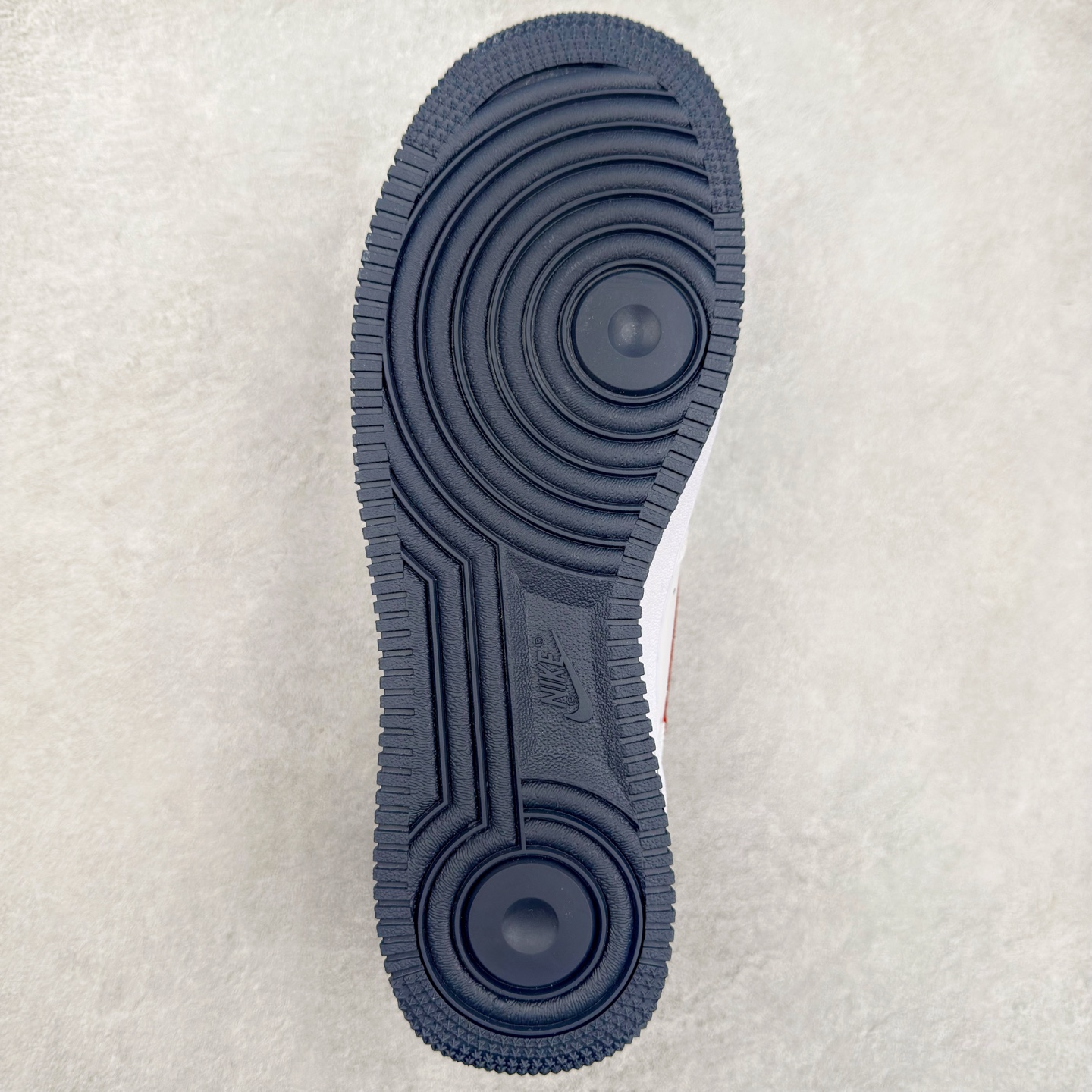 图片[9]-＃XT纯原福利 NK Air Force 1´07 Low 空军一号低帮百搭休闲运动板鞋 顶级批次 2022全新楦头鞋型 鱼鳞大底 历时开发三个月 清洁度完美 二维码鞋标 内置芯片及solo气垫 大底高度及其弧度依照正品 钢印 logo刺绣 鞋口弧度 鞋头长度 鞋面冲孔 鞋垫背胶及钢印 完美鞋型对比正品 每一处都是细节满满 柔软、弹性十足的缓震性能和出色的中底设计 横跨复古与现代的外型结合 造就出风靡全球 三十多年的Force 1 直到今天还深受青睐 实拍调校N版已经零色差零失真 百分百还原实物色彩所见即所得 不存在货不对板色差等低级问题 选购参考实物拍摄 不混卖不参货 只用心做好货严格选品 承诺混一赔十 尺码：36 36.5 37.5 38 38.5 39 40 40.5 41 42 42.5 43 44 44.5 45-选品中心