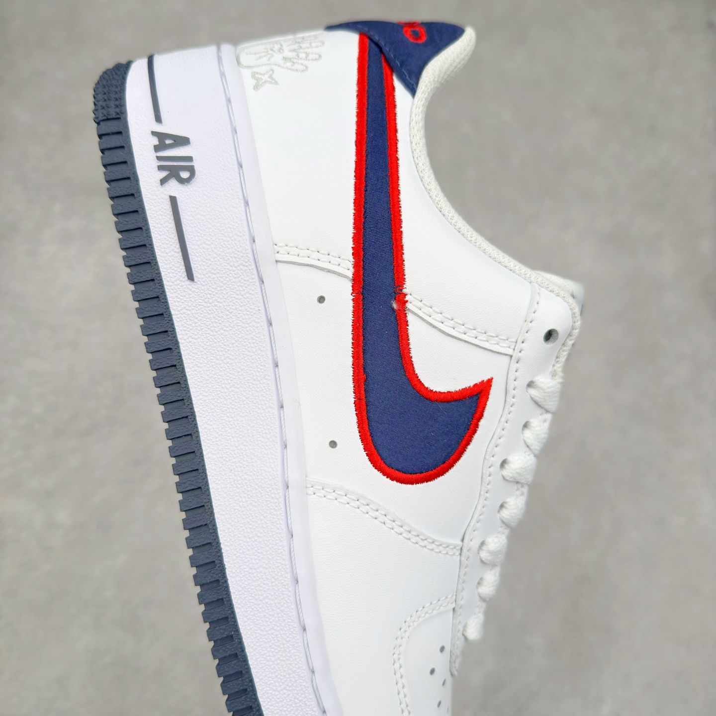 图片[6]-＃XT纯原福利 NK Air Force 1´07 Low 空军一号低帮百搭休闲运动板鞋 顶级批次 2022全新楦头鞋型 鱼鳞大底 历时开发三个月 清洁度完美 二维码鞋标 内置芯片及solo气垫 大底高度及其弧度依照正品 钢印 logo刺绣 鞋口弧度 鞋头长度 鞋面冲孔 鞋垫背胶及钢印 完美鞋型对比正品 每一处都是细节满满 柔软、弹性十足的缓震性能和出色的中底设计 横跨复古与现代的外型结合 造就出风靡全球 三十多年的Force 1 直到今天还深受青睐 实拍调校N版已经零色差零失真 百分百还原实物色彩所见即所得 不存在货不对板色差等低级问题 选购参考实物拍摄 不混卖不参货 只用心做好货严格选品 承诺混一赔十 尺码：36 36.5 37.5 38 38.5 39 40 40.5 41 42 42.5 43 44 44.5 45-选品中心