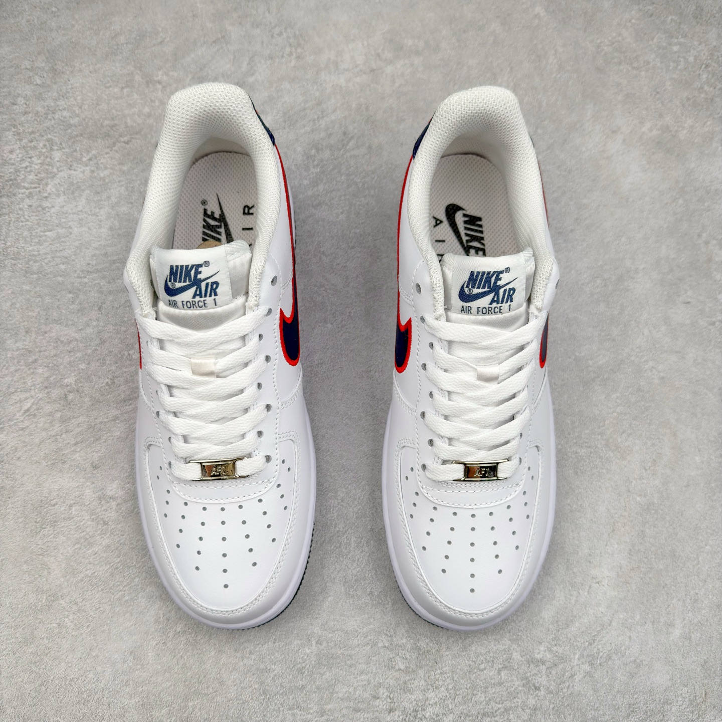 图片[2]-＃XT纯原福利 NK Air Force 1´07 Low 空军一号低帮百搭休闲运动板鞋 顶级批次 2022全新楦头鞋型 鱼鳞大底 历时开发三个月 清洁度完美 二维码鞋标 内置芯片及solo气垫 大底高度及其弧度依照正品 钢印 logo刺绣 鞋口弧度 鞋头长度 鞋面冲孔 鞋垫背胶及钢印 完美鞋型对比正品 每一处都是细节满满 柔软、弹性十足的缓震性能和出色的中底设计 横跨复古与现代的外型结合 造就出风靡全球 三十多年的Force 1 直到今天还深受青睐 实拍调校N版已经零色差零失真 百分百还原实物色彩所见即所得 不存在货不对板色差等低级问题 选购参考实物拍摄 不混卖不参货 只用心做好货严格选品 承诺混一赔十 尺码：36 36.5 37.5 38 38.5 39 40 40.5 41 42 42.5 43 44 44.5 45-选品中心