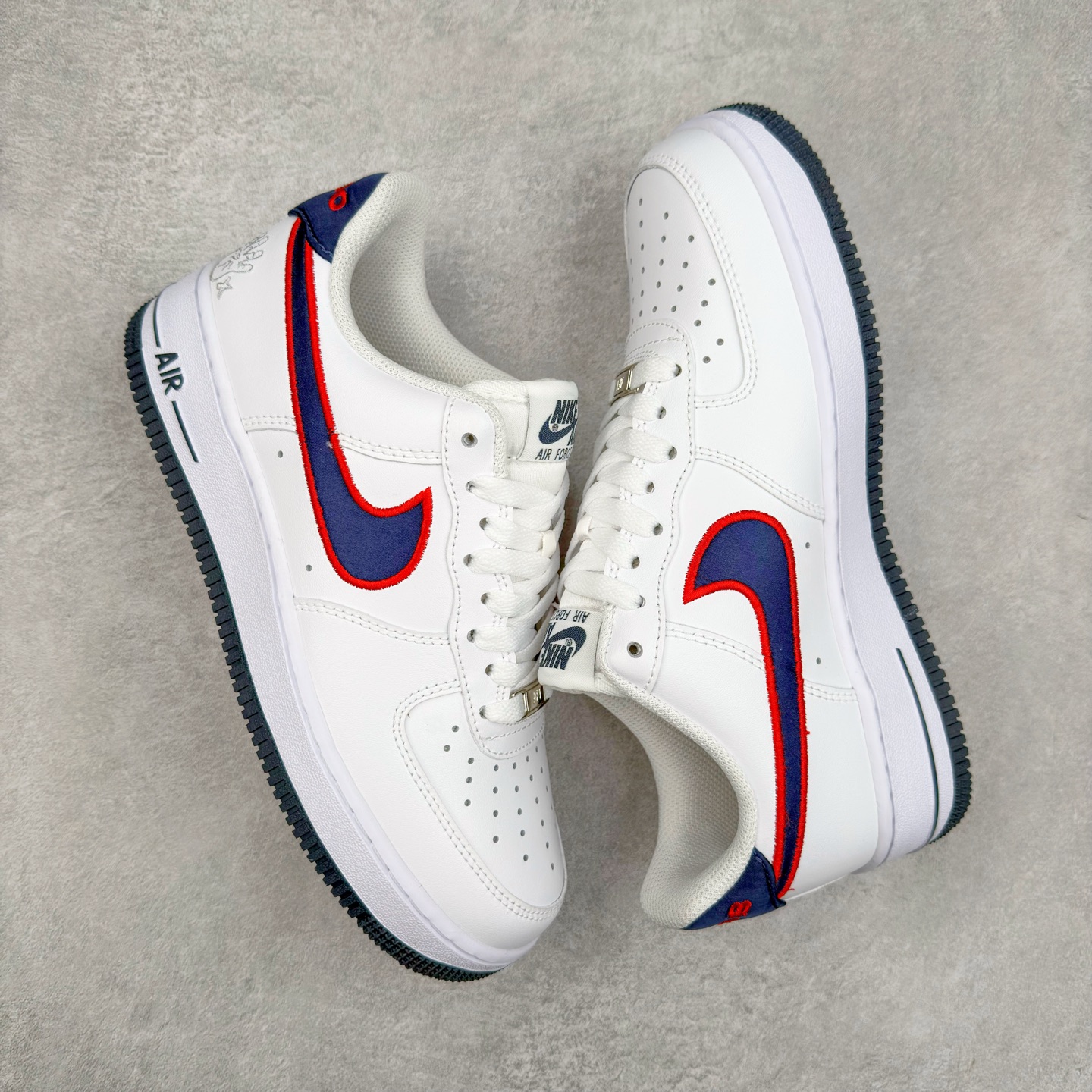 图片[3]-＃XT纯原福利 NK Air Force 1´07 Low 空军一号低帮百搭休闲运动板鞋 顶级批次 2022全新楦头鞋型 鱼鳞大底 历时开发三个月 清洁度完美 二维码鞋标 内置芯片及solo气垫 大底高度及其弧度依照正品 钢印 logo刺绣 鞋口弧度 鞋头长度 鞋面冲孔 鞋垫背胶及钢印 完美鞋型对比正品 每一处都是细节满满 柔软、弹性十足的缓震性能和出色的中底设计 横跨复古与现代的外型结合 造就出风靡全球 三十多年的Force 1 直到今天还深受青睐 实拍调校N版已经零色差零失真 百分百还原实物色彩所见即所得 不存在货不对板色差等低级问题 选购参考实物拍摄 不混卖不参货 只用心做好货严格选品 承诺混一赔十 尺码：36 36.5 37.5 38 38.5 39 40 40.5 41 42 42.5 43 44 44.5 45-选品中心